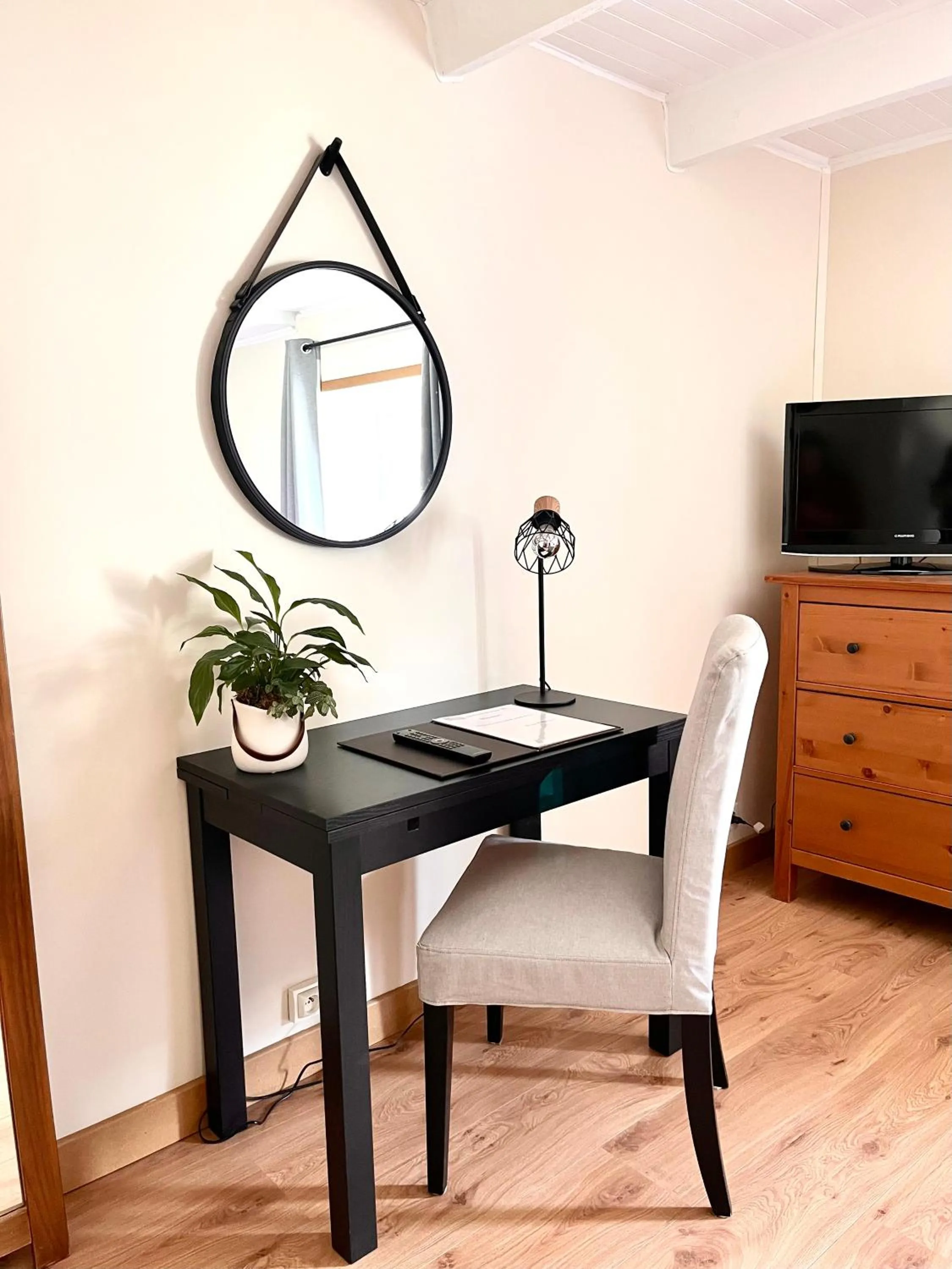 TV and multimedia in Hôtel Restaurant La Désirade