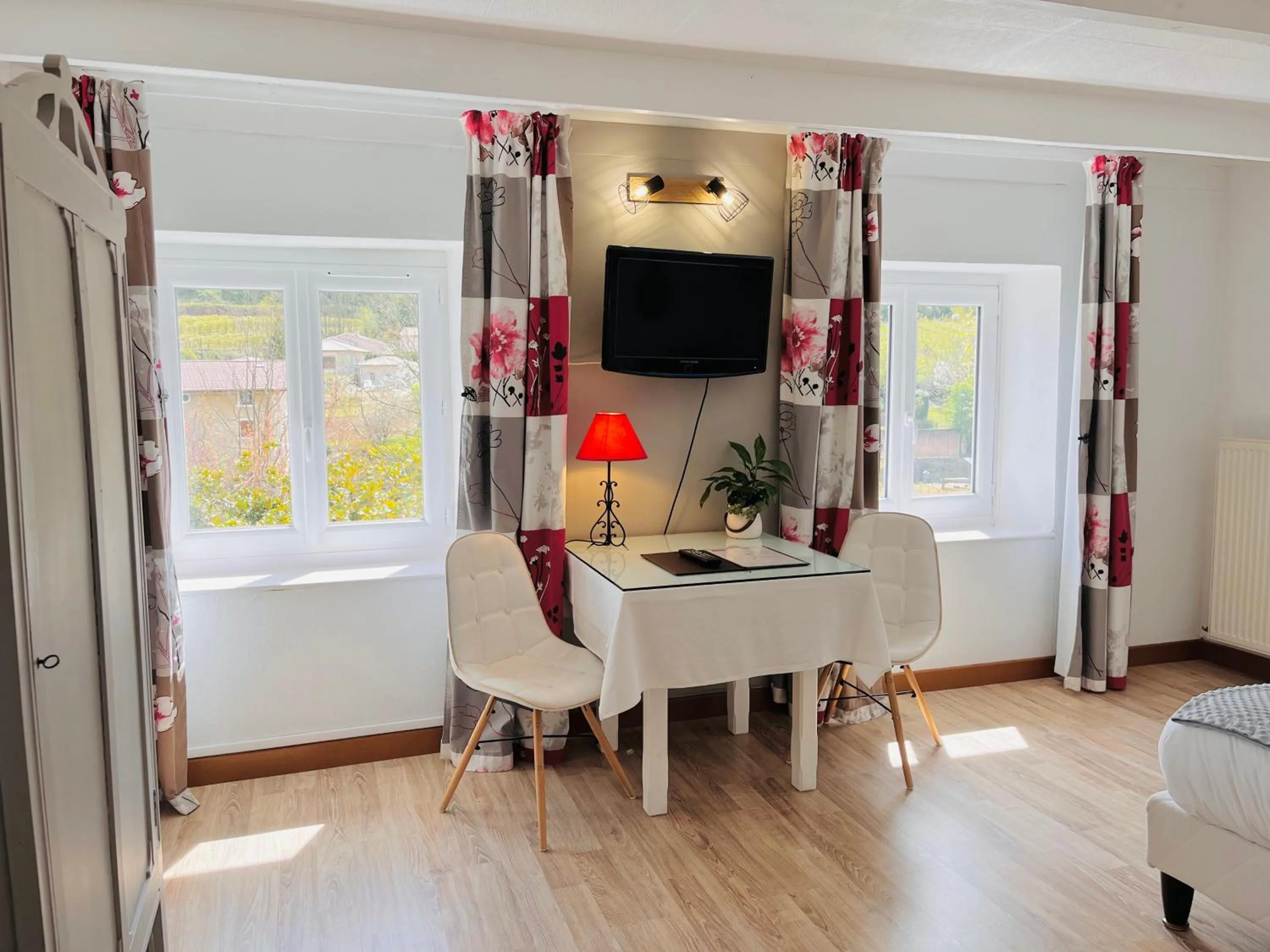 TV and multimedia in Hôtel Restaurant La Désirade