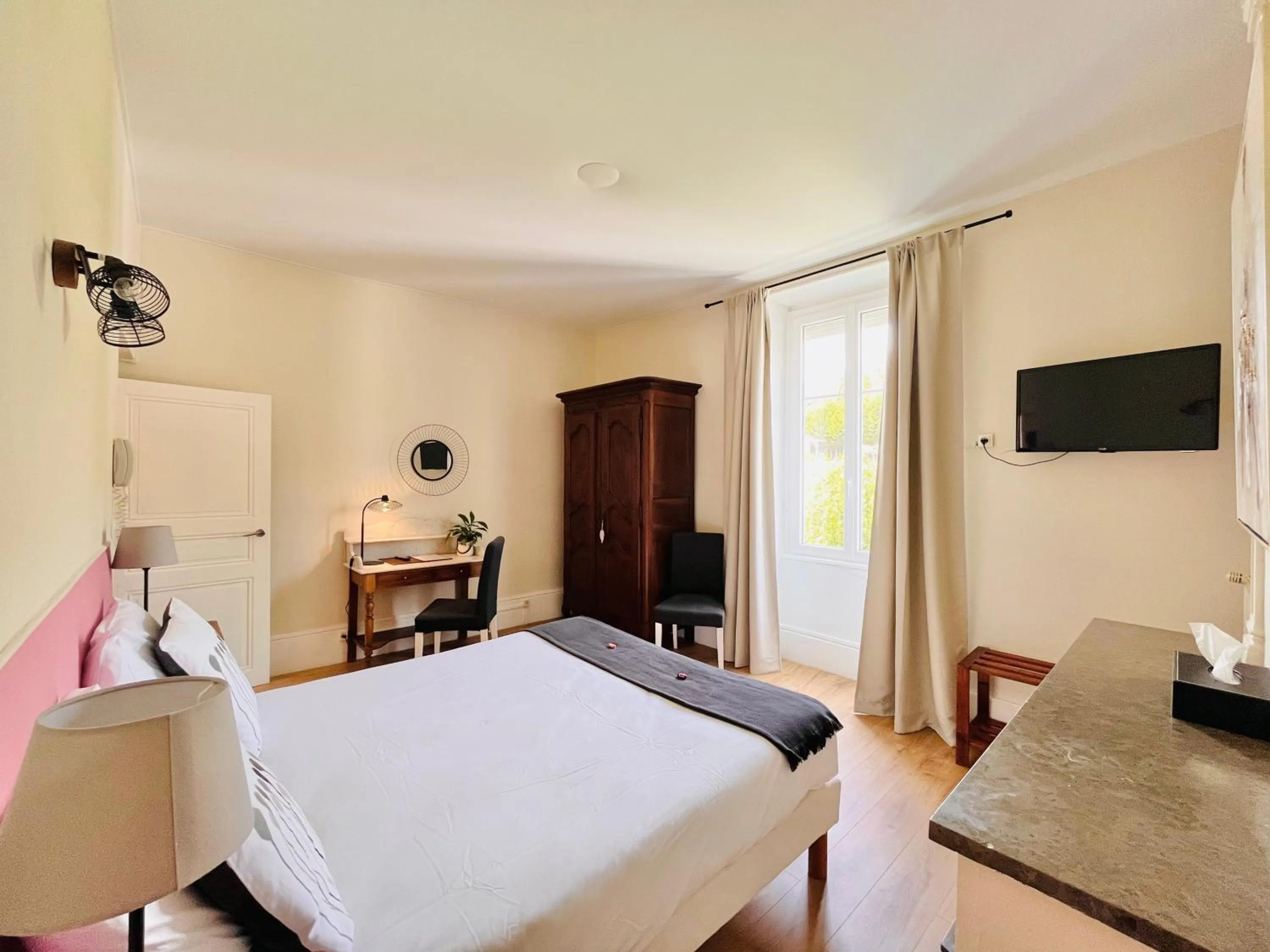 TV and multimedia, Bed in Hôtel Restaurant La Désirade