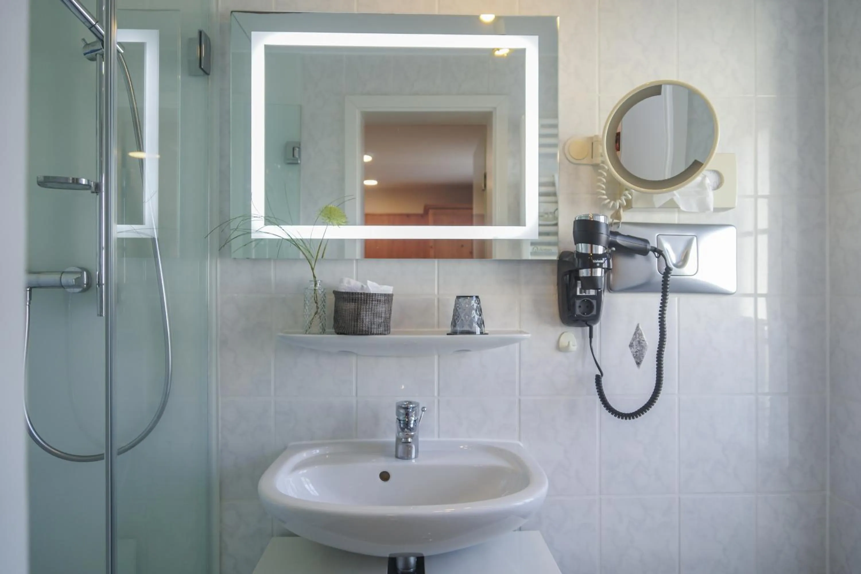 Shower in Hotel Garni in der Breite