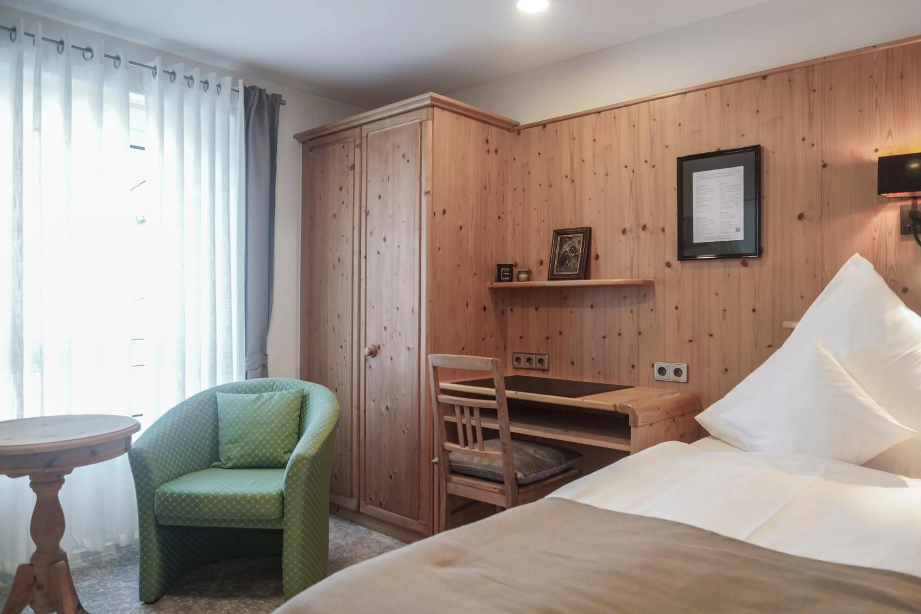 Photo of the whole room, Bed in Hotel Garni in der Breite