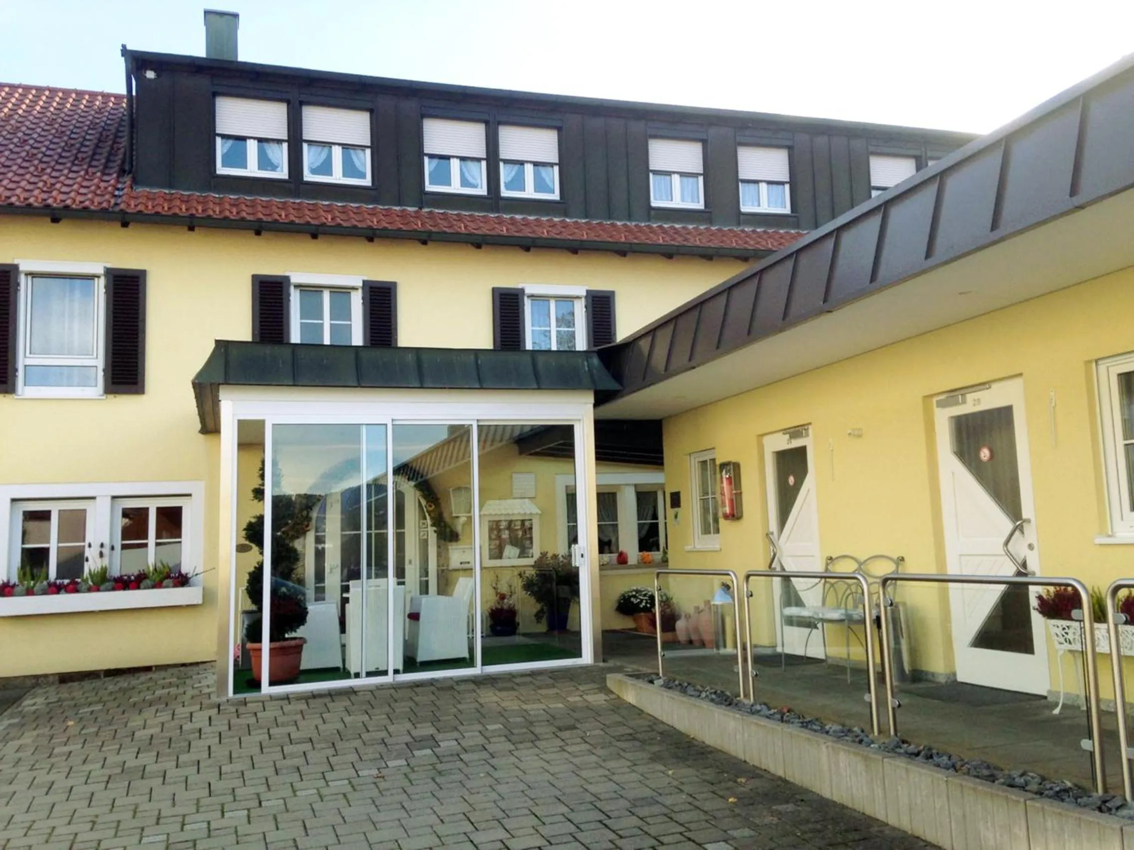 Property building in Hotel Garni in der Breite