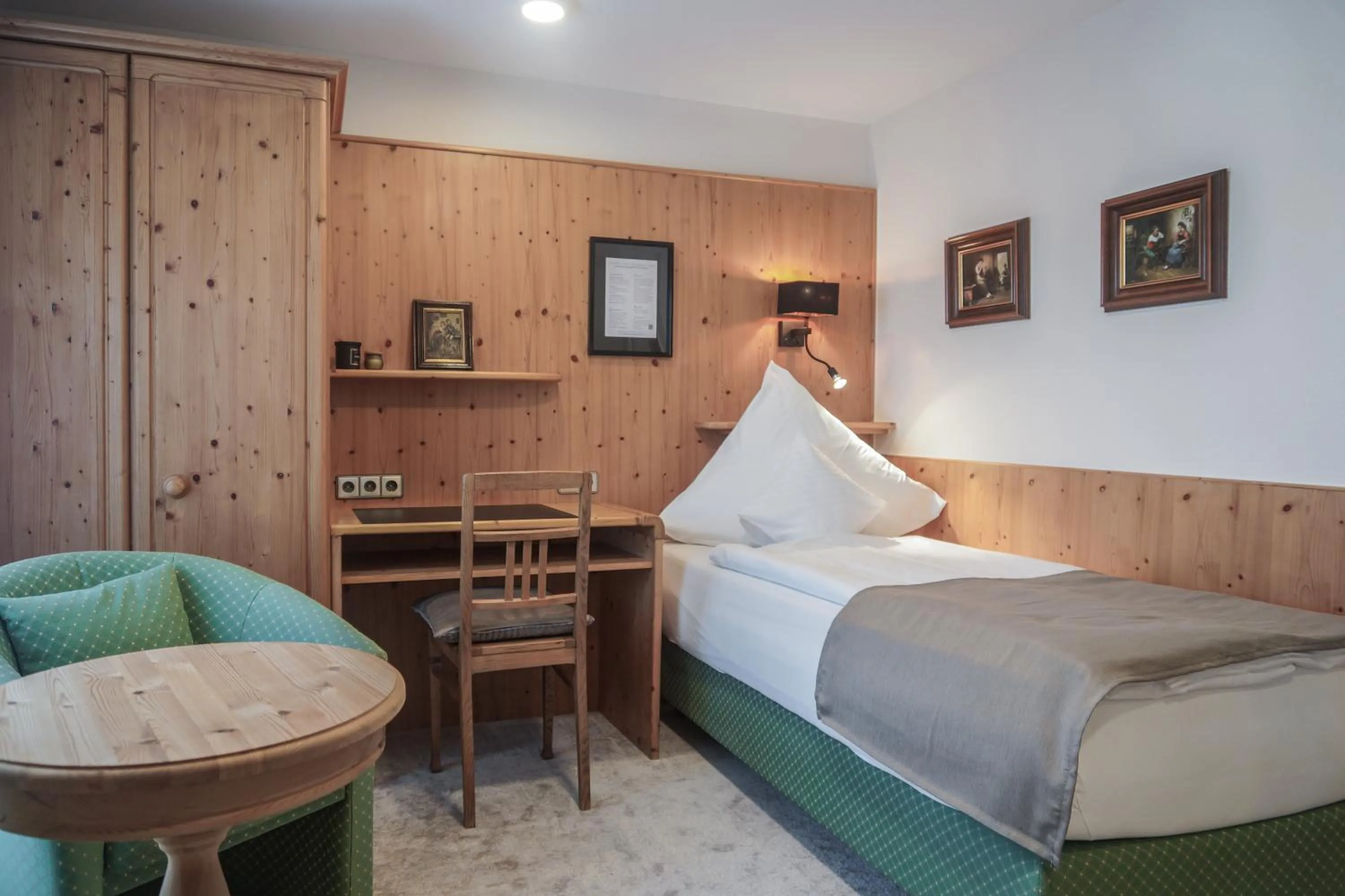 Photo of the whole room, Bed in Hotel Garni in der Breite