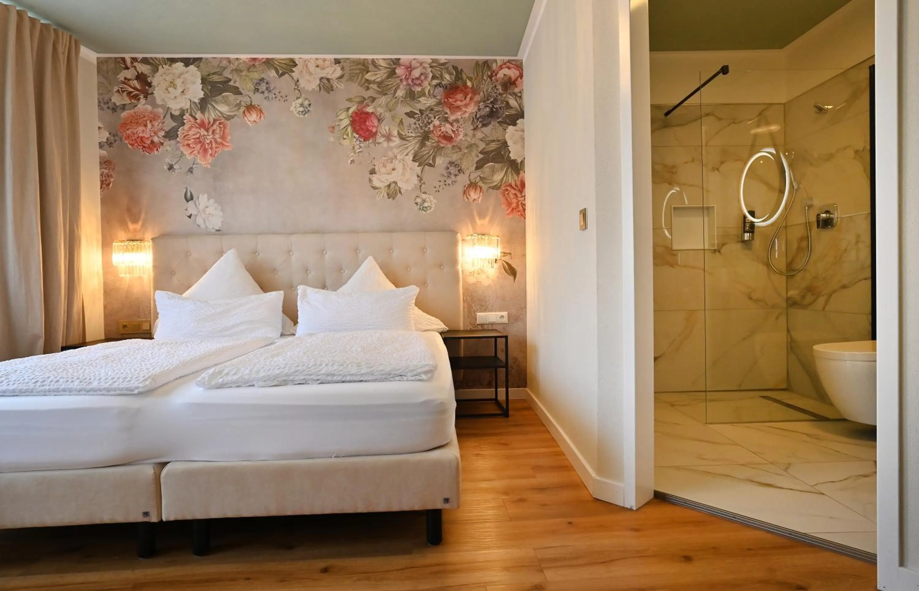 Shower, Bed in Hotel Zehnthof