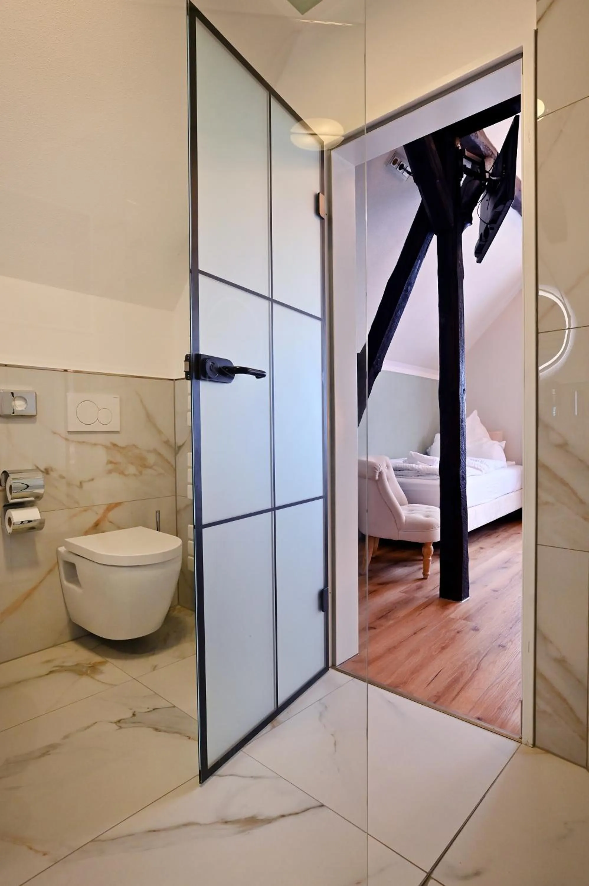 Toilet, Bed in Hotel Zehnthof