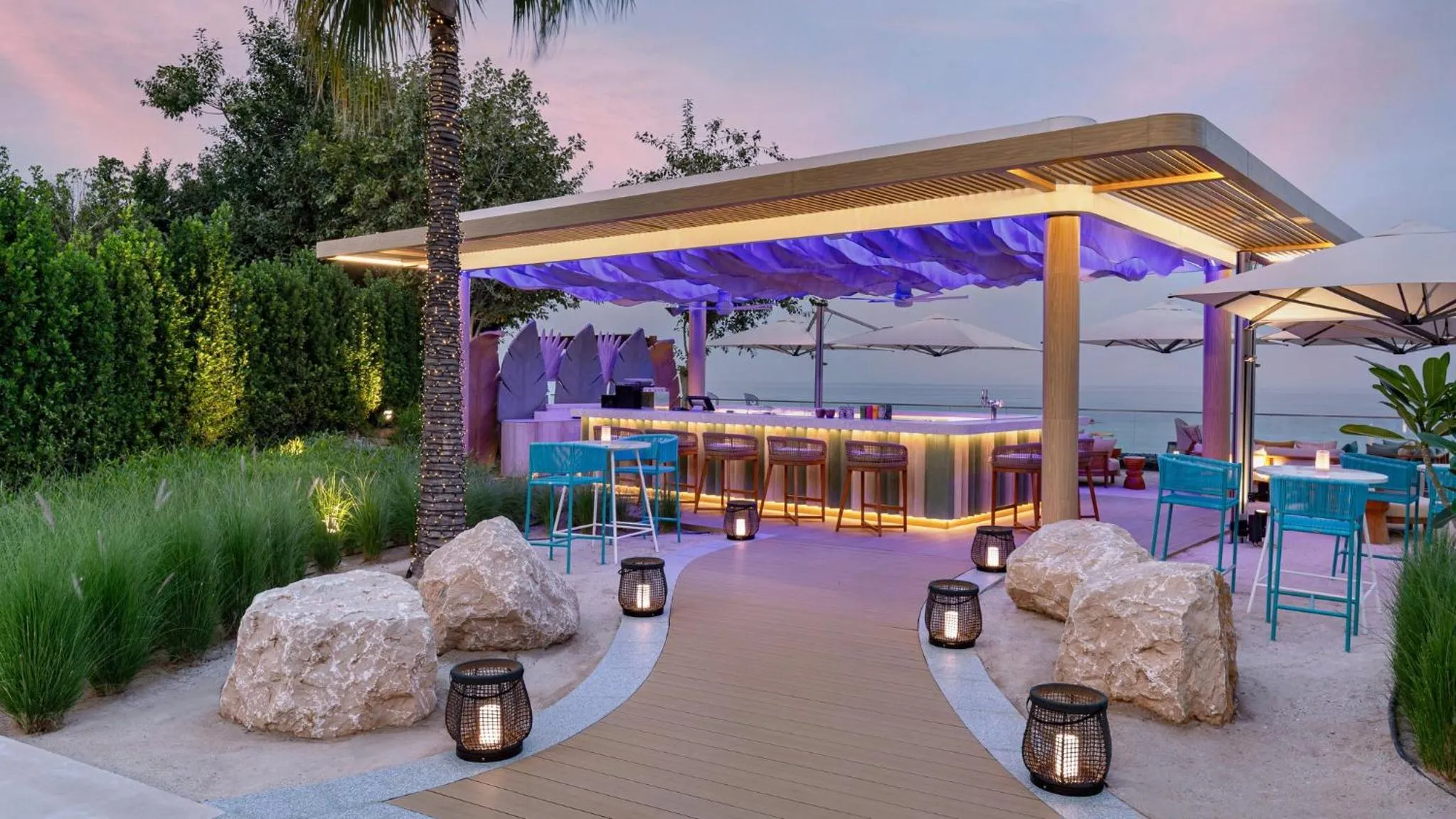 Lounge or bar in InterContinental Fujairah Resort by IHG