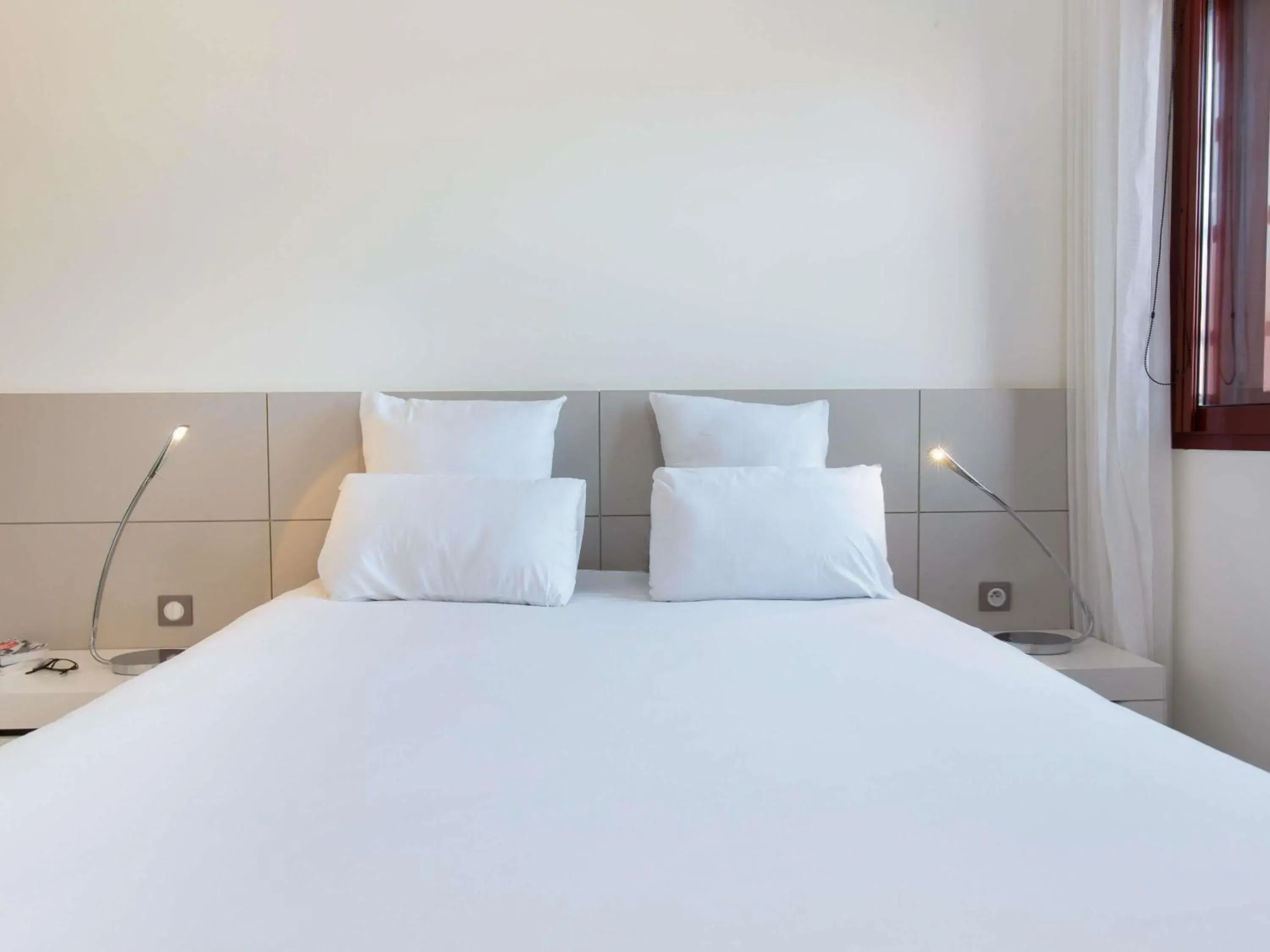 Superior Suite with One Double Bed and One Single Bed in Novotel Suites Perpignan Centre - Grandes Suites & Confort Centre-Ville Superior Suite with One Double Bed and One Single Bed in Novotel Suites Perpignan Centre - Grandes Suites & Confort Centre-Ville