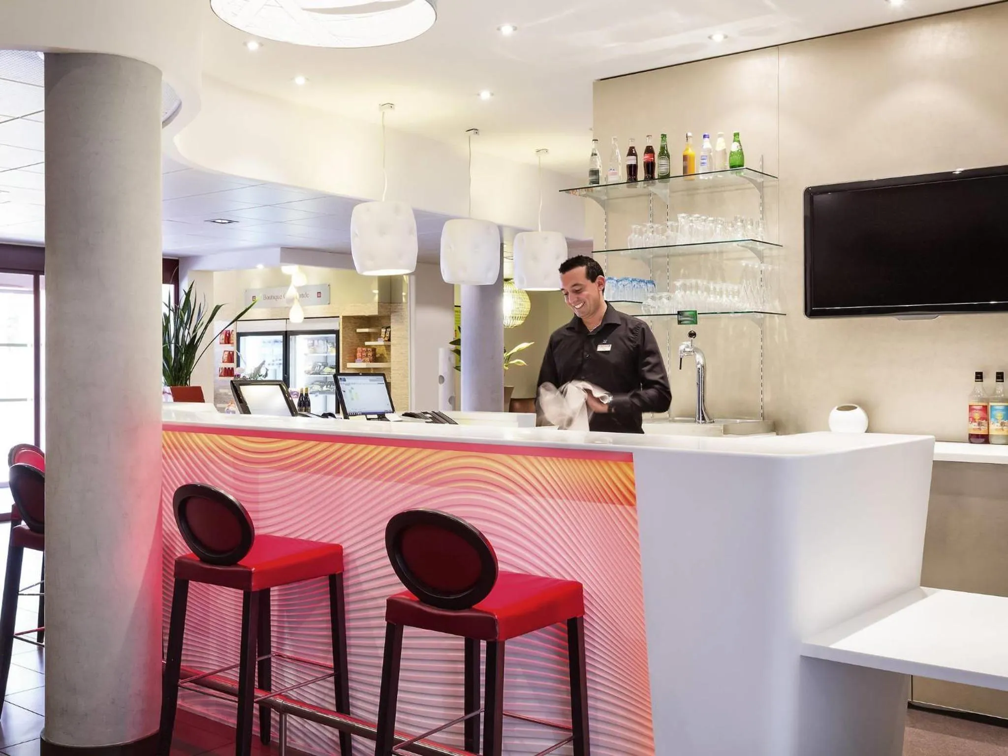 Lounge or bar in Novotel Suites Perpignan Centre - Grandes Suites & Confort Centre-Ville