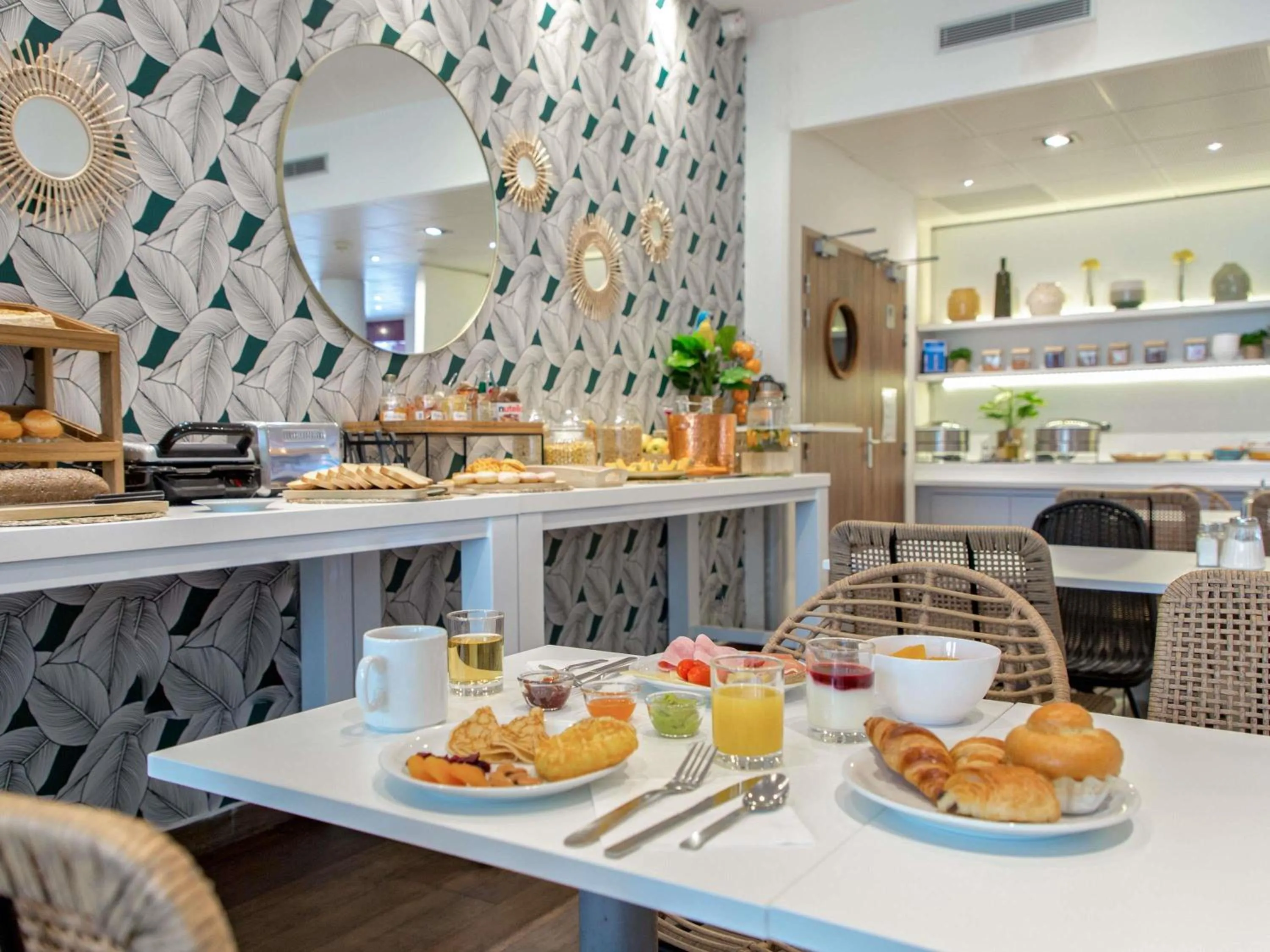 Breakfast in Novotel Suites Perpignan Centre - Grandes Suites & Confort Centre-Ville