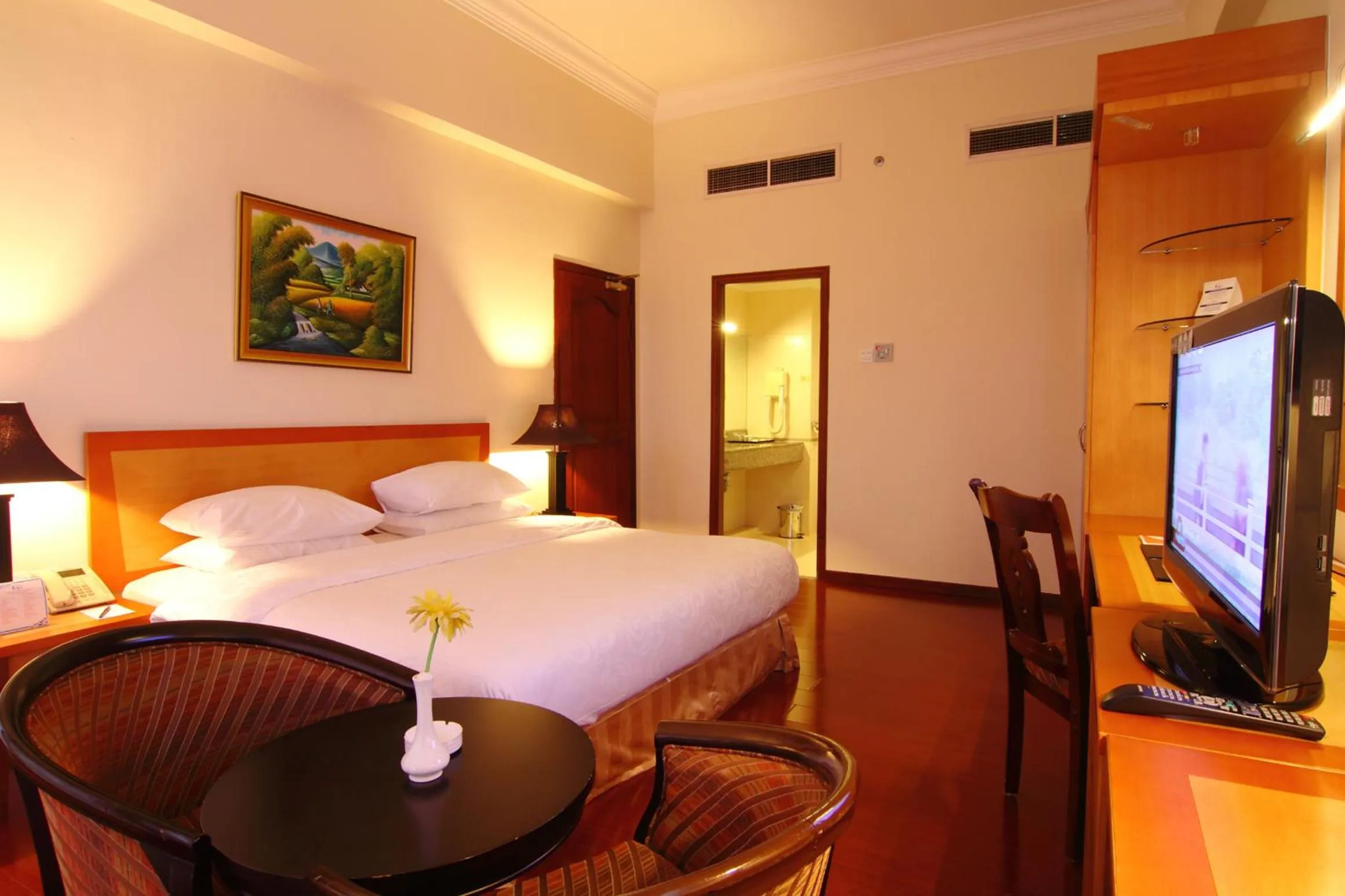 Photo of the whole room, Bed in Golden View Hotel