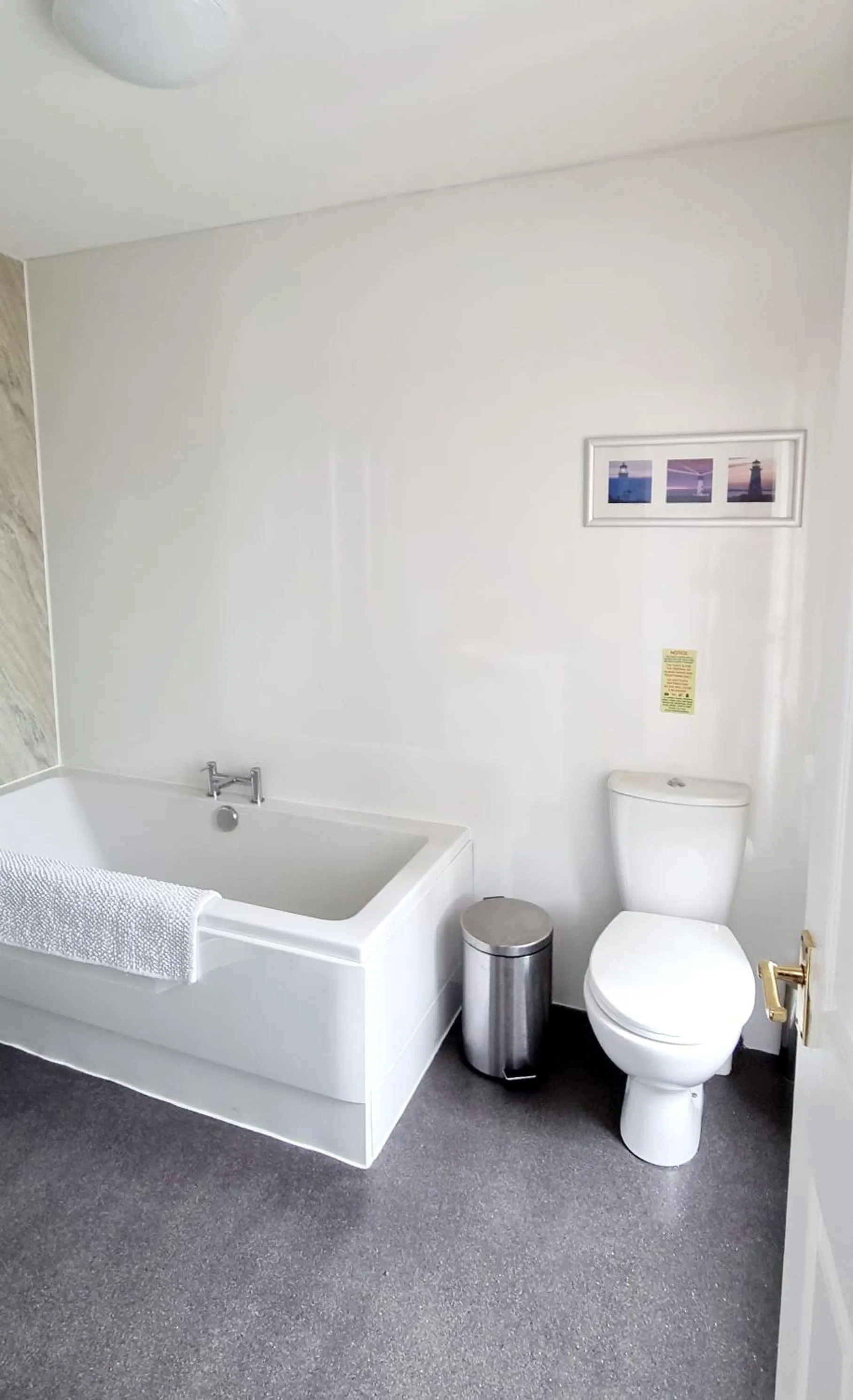 Toilet, Bed in The Mariner Hotel