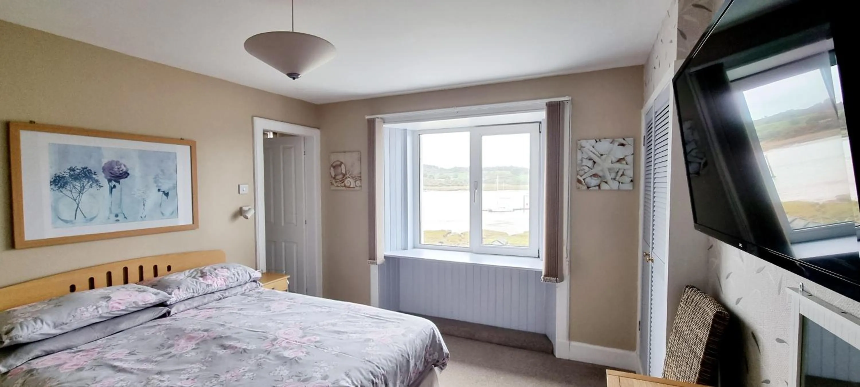 Bed in The Mariner Hotel