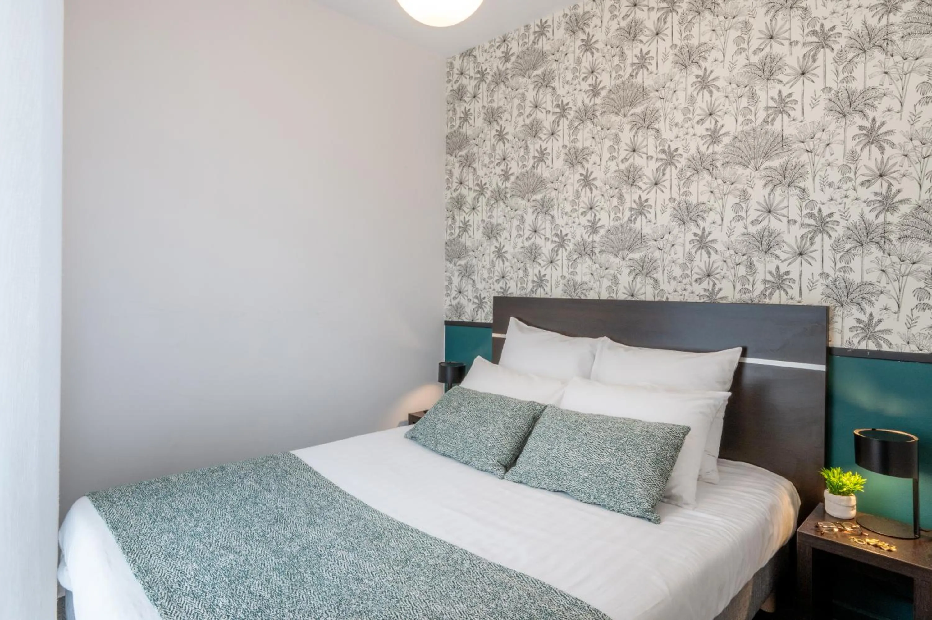 Bedroom, Bed in Nemea Appart Hotel Home Suite Nancy Centre