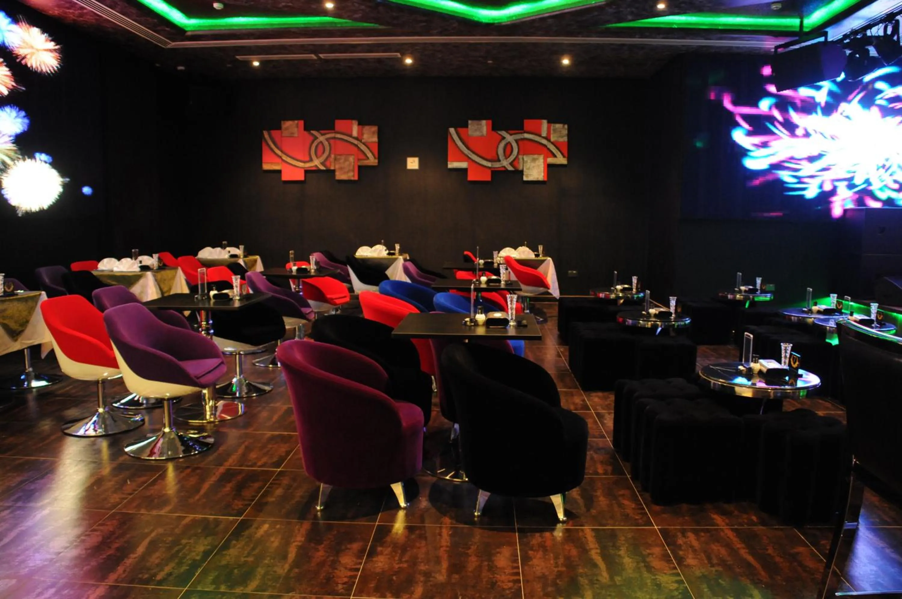 Evening entertainment in Frsan Palace Hotel