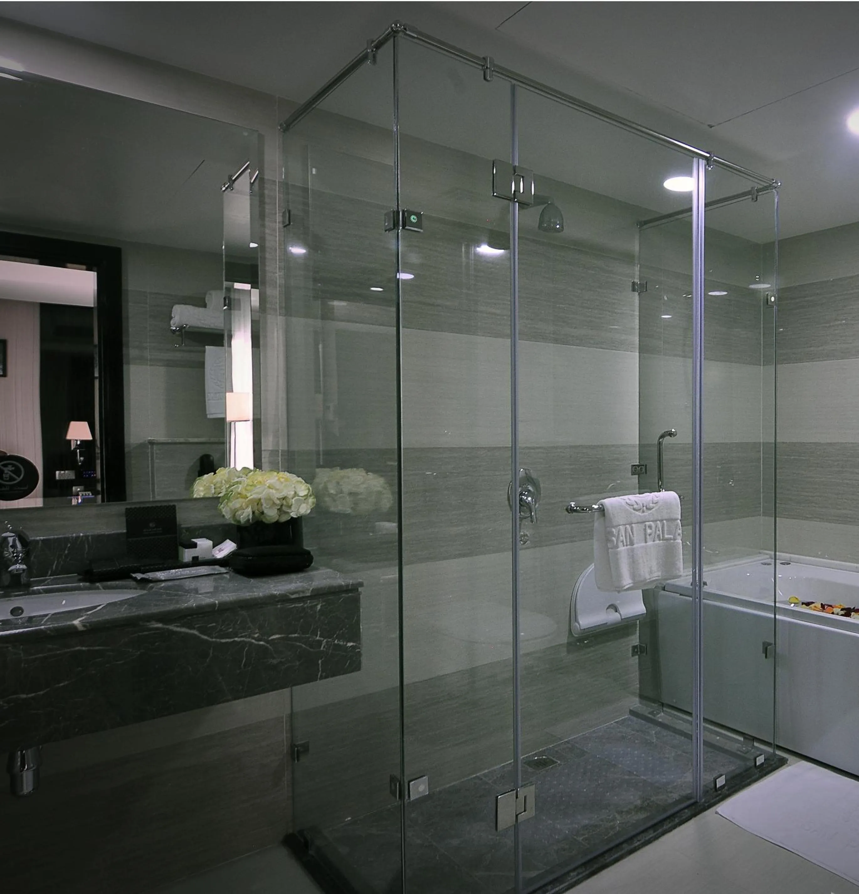 Bathroom in Frsan Palace Hotel