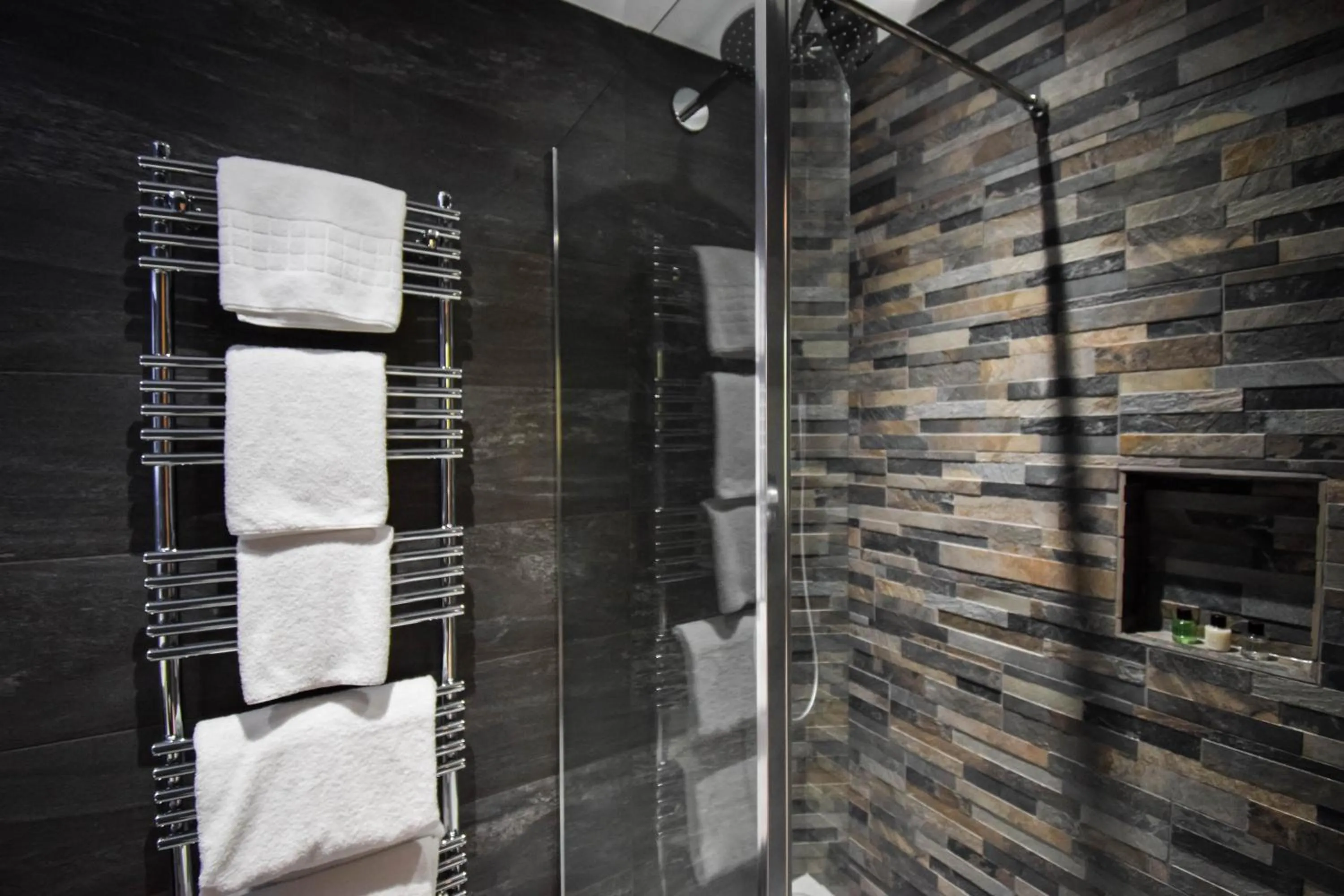 Shower in Craigmhor Lodge & Courtyard