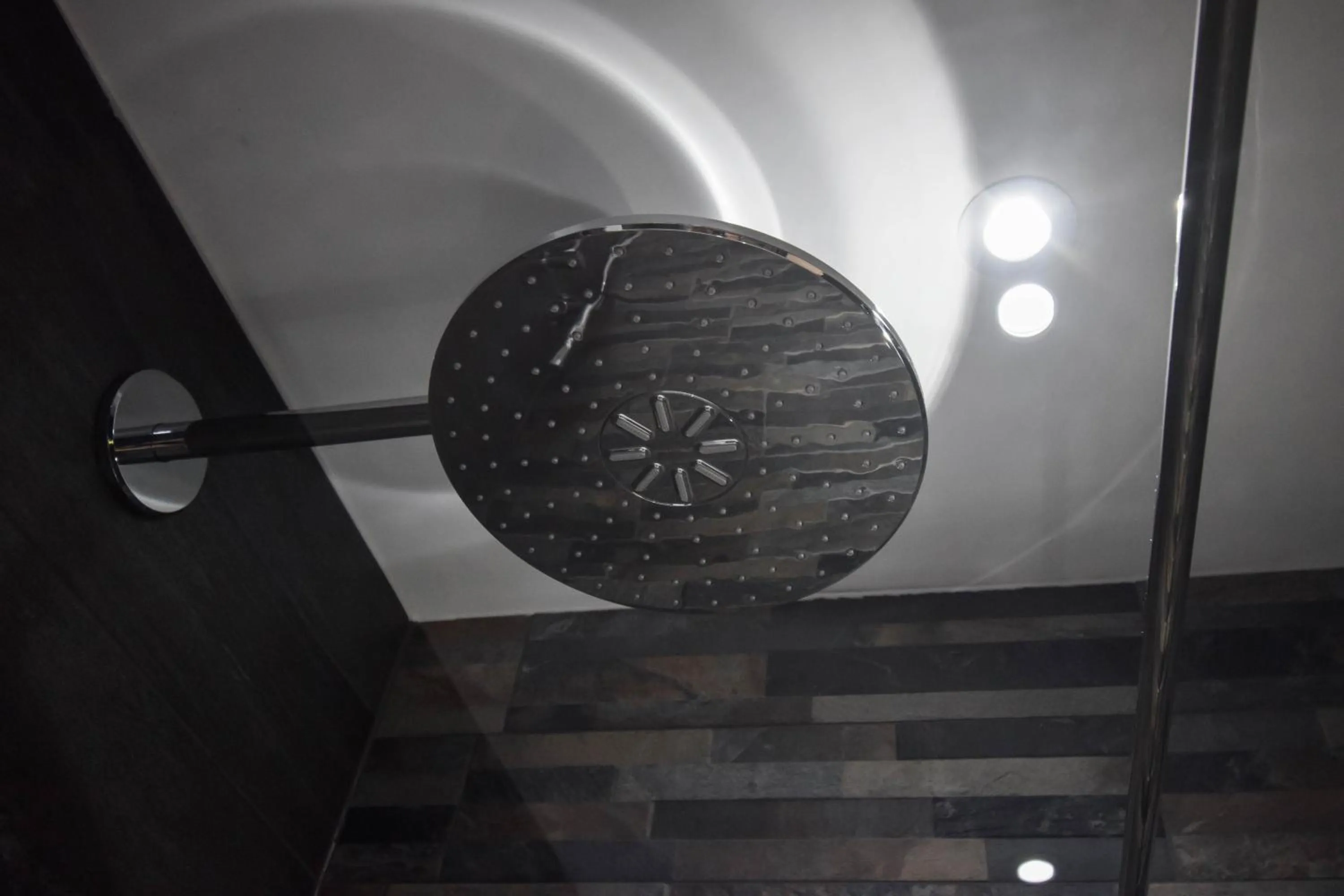 Shower in Craigmhor Lodge & Courtyard