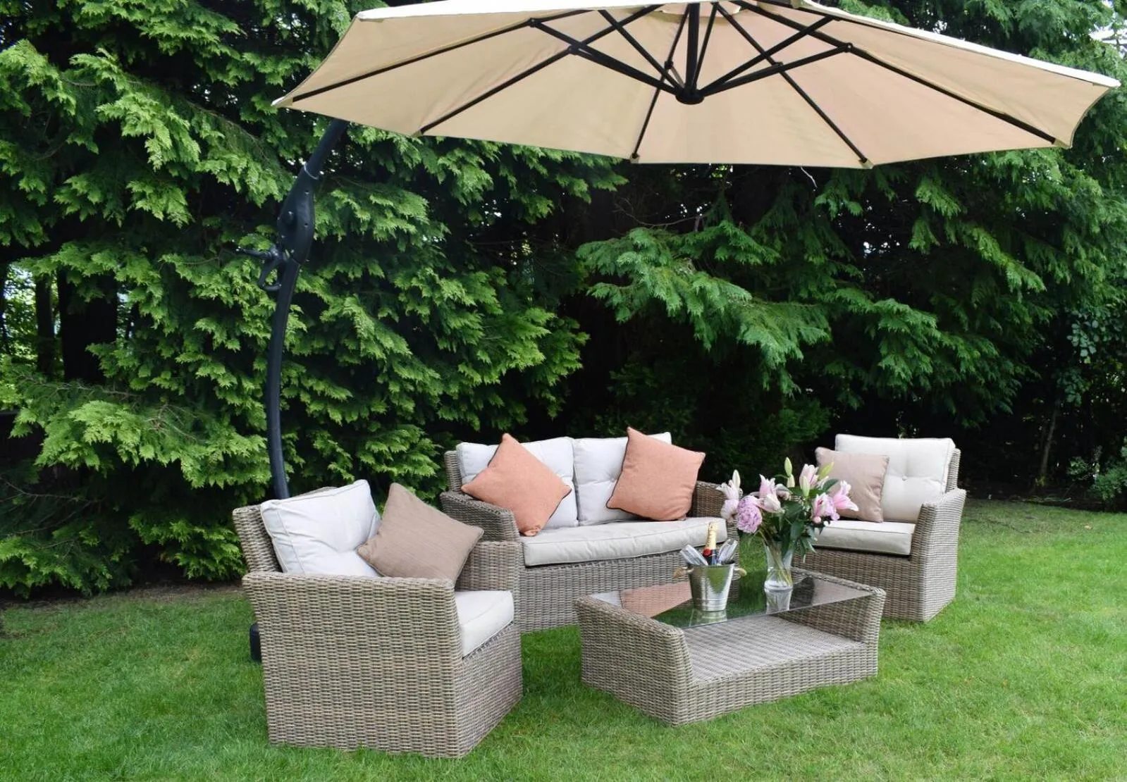 Garden in Craigmhor Lodge & Courtyard