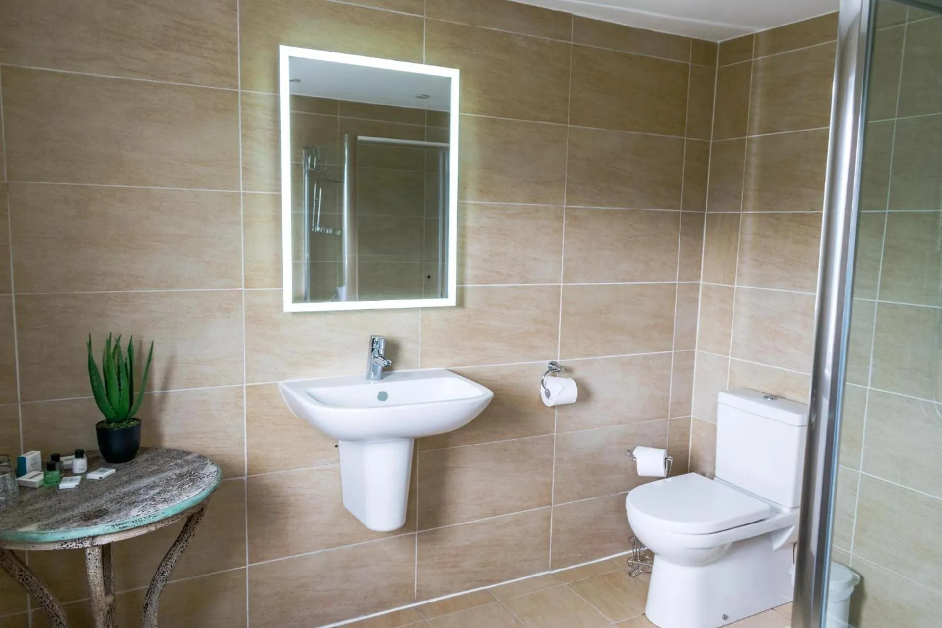 Bathroom in Craigmhor Lodge & Courtyard