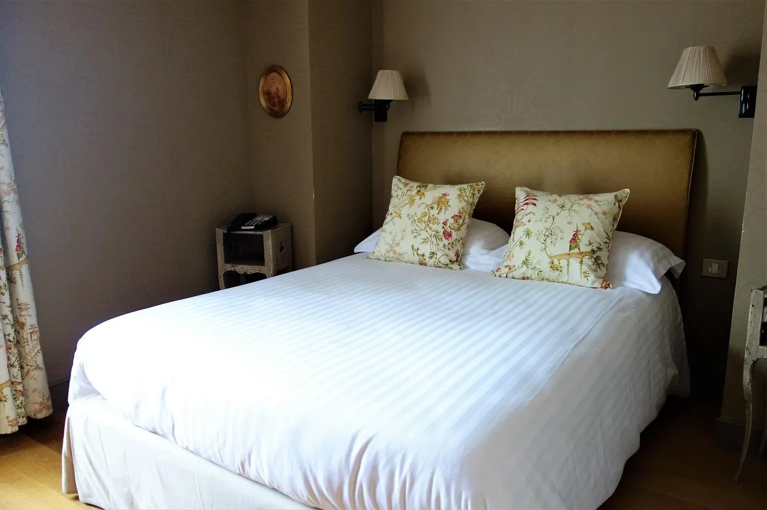 Bed in Hotel Restaurant Chartron