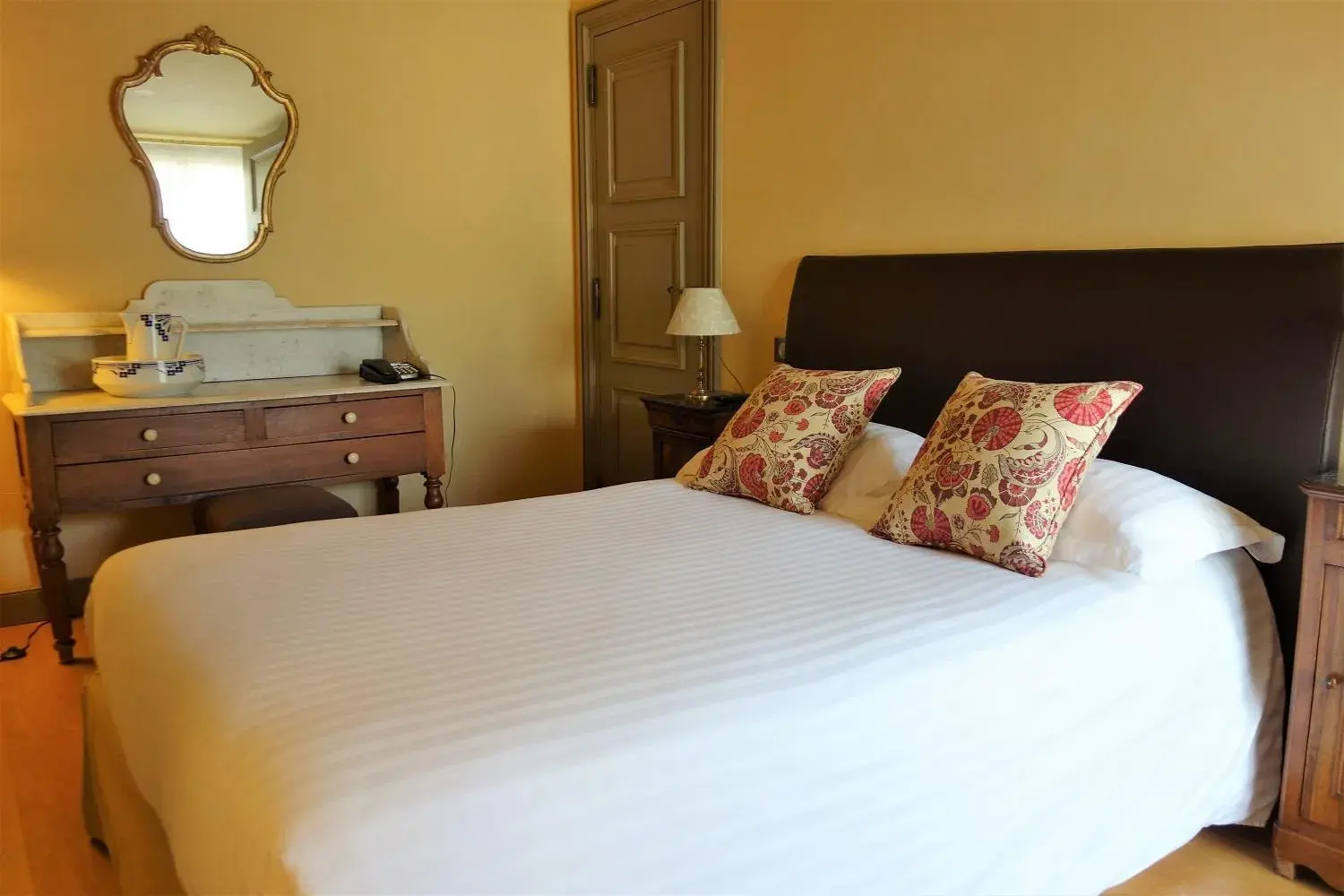 Interconnecting Suite in Hotel Restaurant Chartron Interconnecting Suite in Hotel Restaurant Chartron