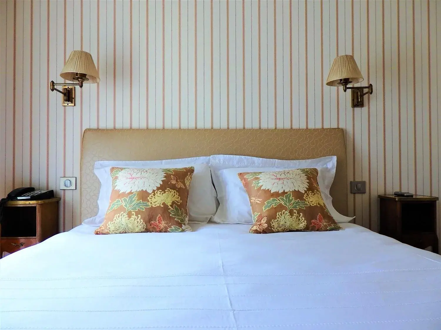 Superior Double Room in Hotel Restaurant Chartron Superior Double Room in Hotel Restaurant Chartron