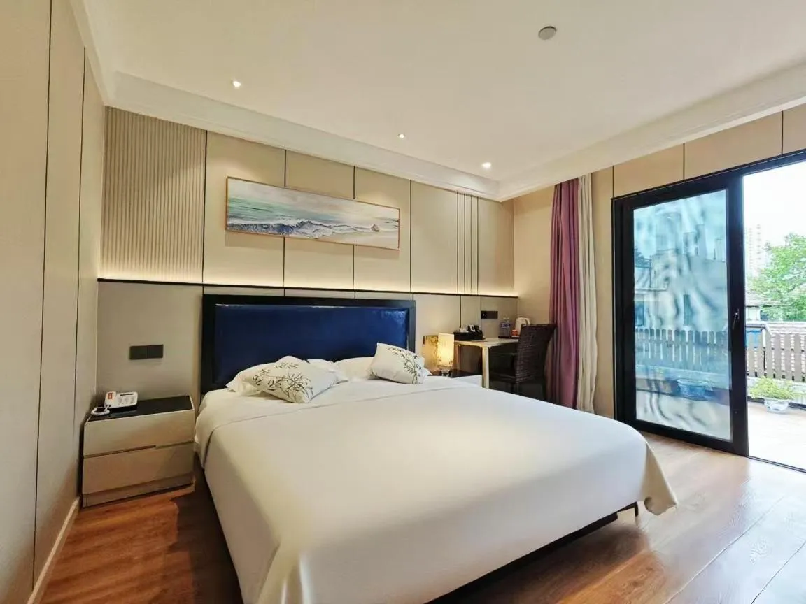 Bed in Longchen Holiday Hotel-close to Xintiandi and Huaihai Middle Road