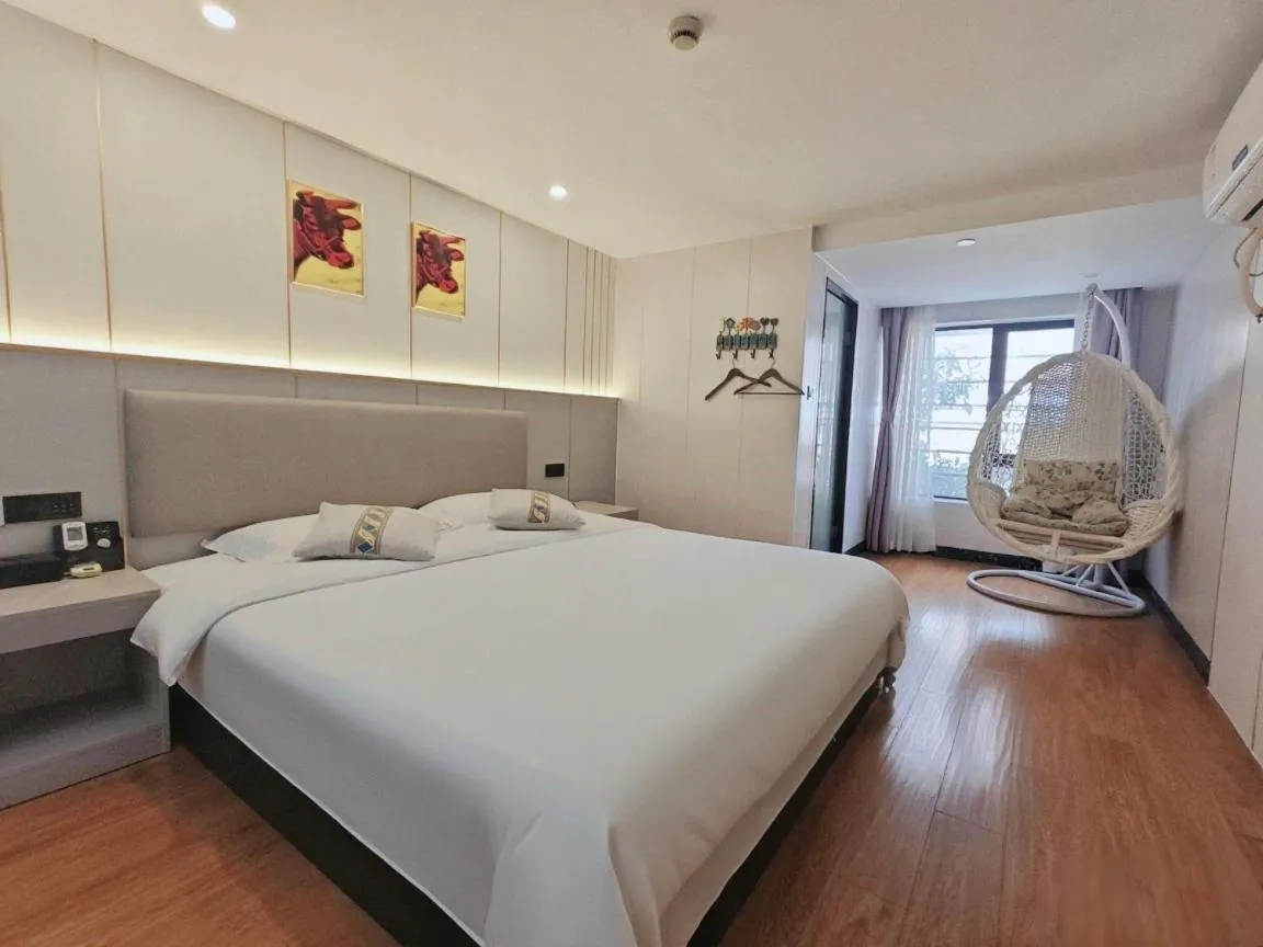 Bed in Longchen Holiday Hotel-close to Xintiandi and Huaihai Middle Road