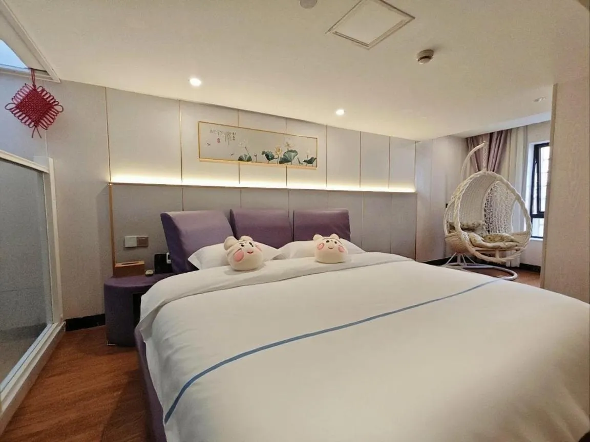 Bed in Longchen Holiday Hotel-close to Xintiandi and Huaihai Middle Road