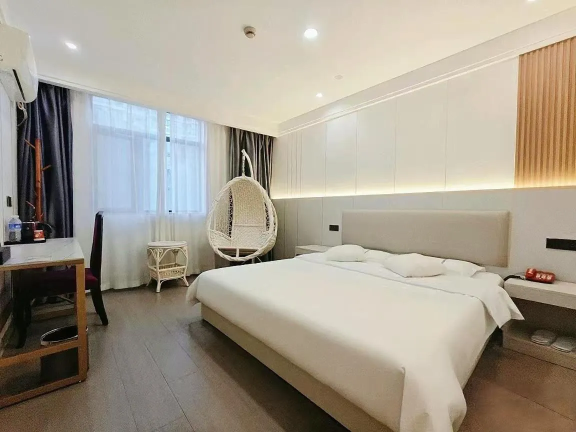 Bed in Longchen Holiday Hotel-close to Xintiandi and Huaihai Middle Road
