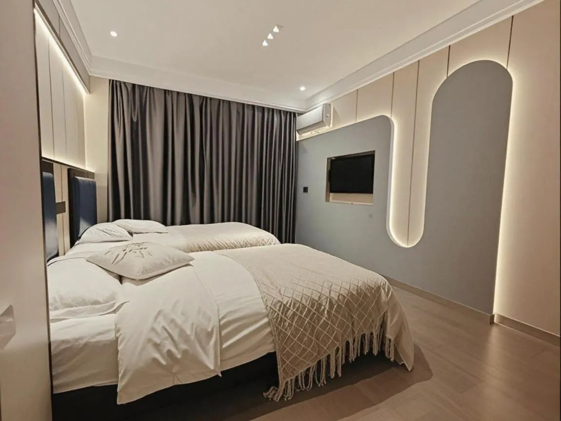 Bed in Longchen Holiday Hotel-close to Xintiandi and Huaihai Middle Road