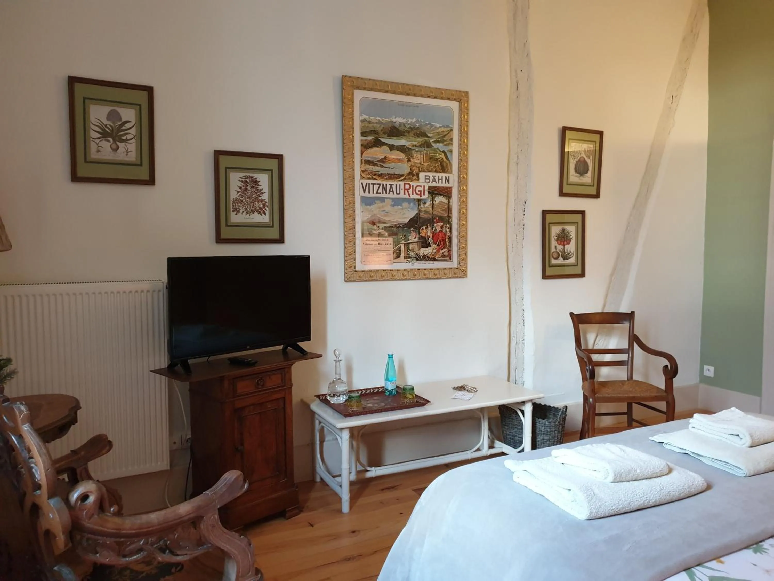 Photo of the whole room, Bed in Ombre Rose