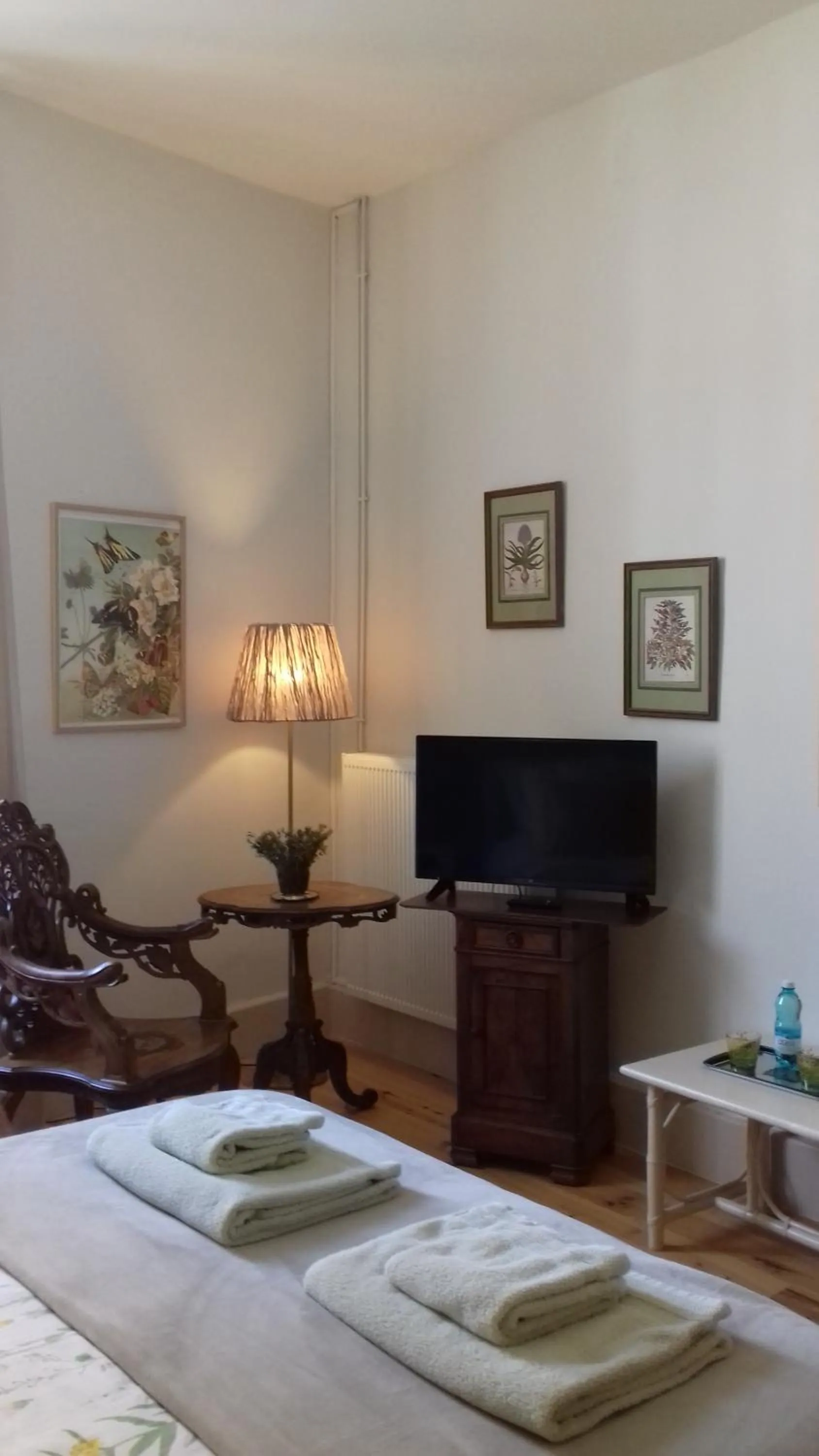 Photo of the whole room, Bed in Ombre Rose