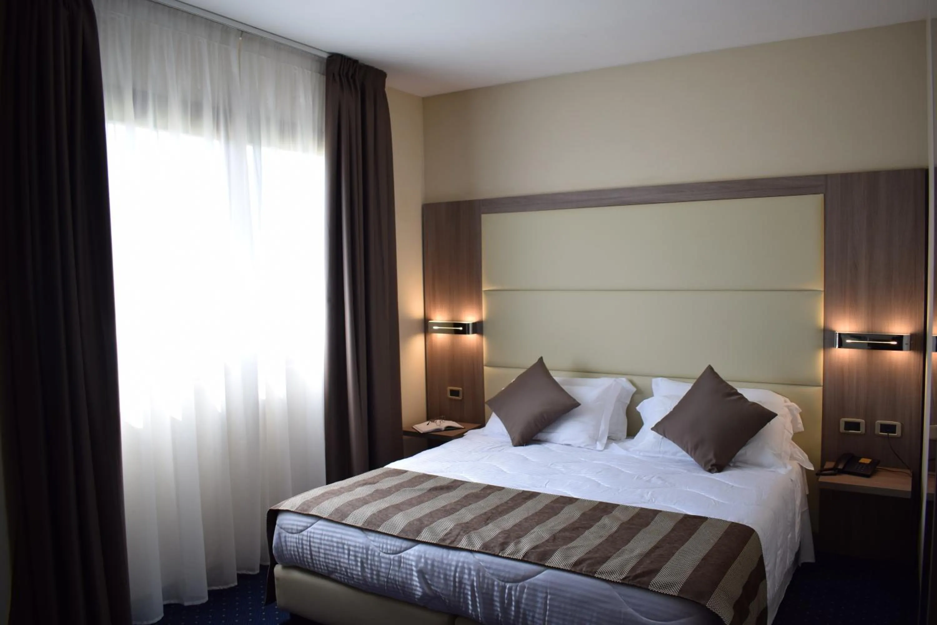 Bed in Roma Domus Hotel