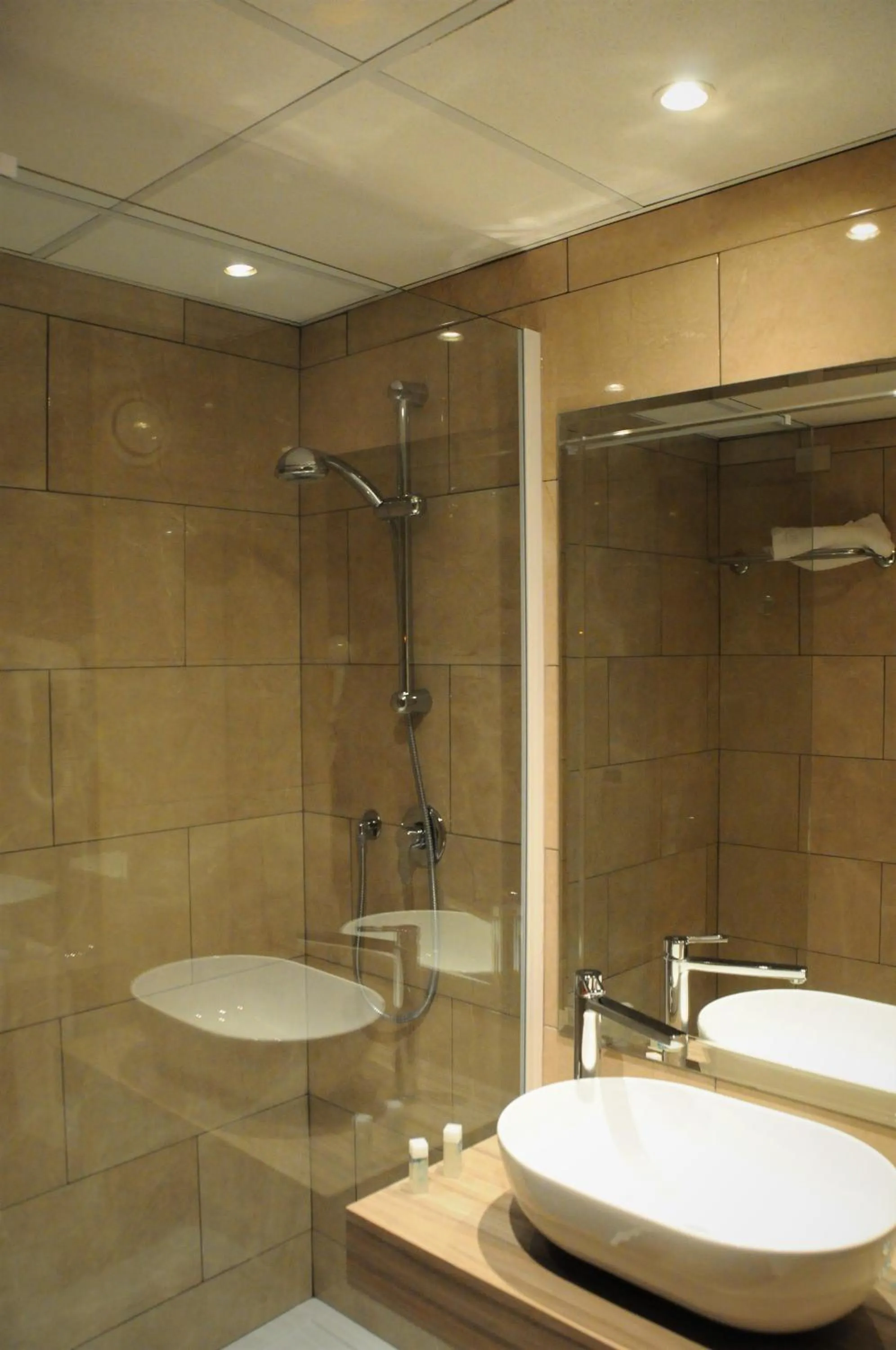 Bathroom in Roma Domus Hotel