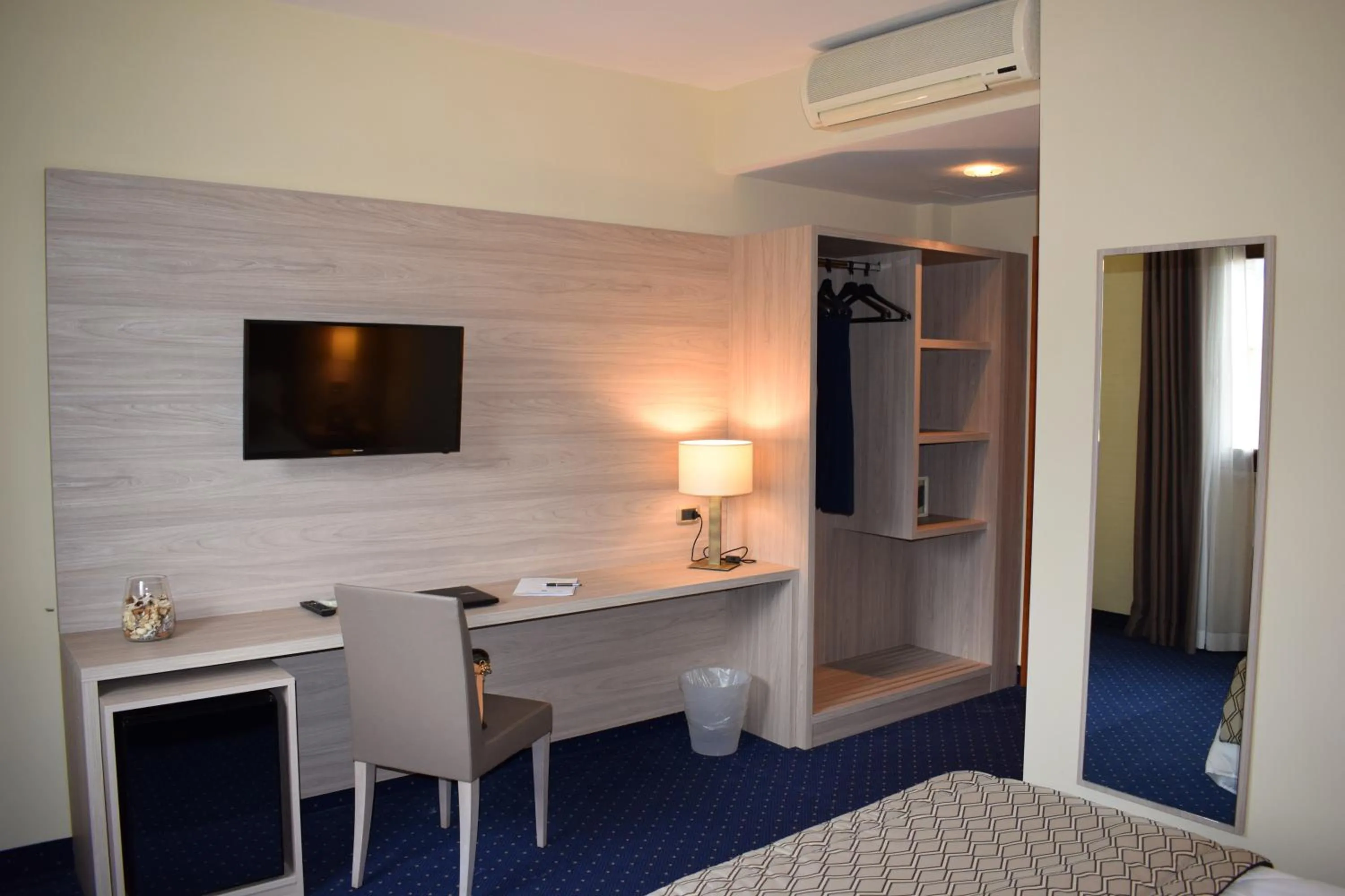 Photo of the whole room, Bed in Roma Domus Hotel