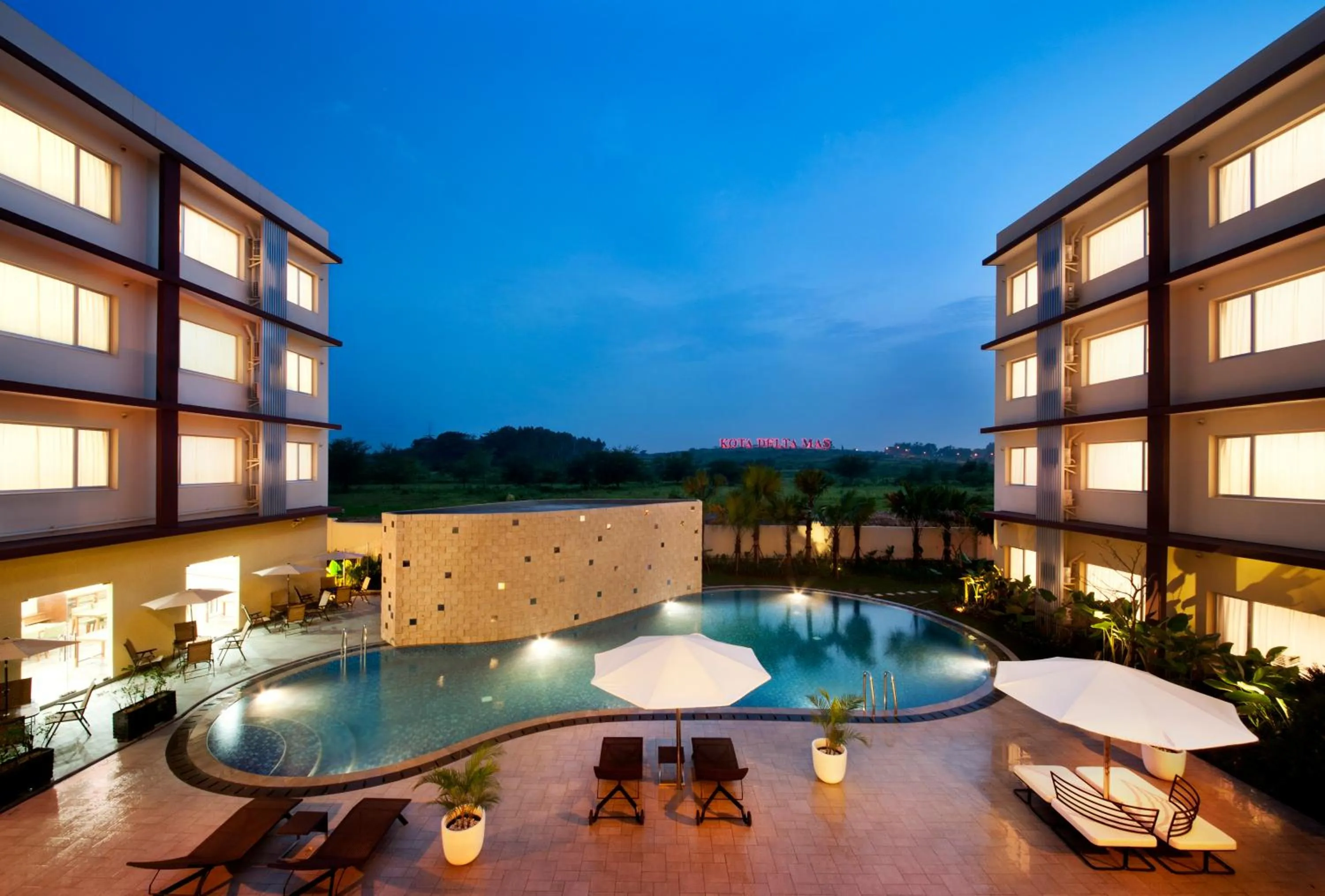 Swimming pool in Sancrest Residence Deltamas