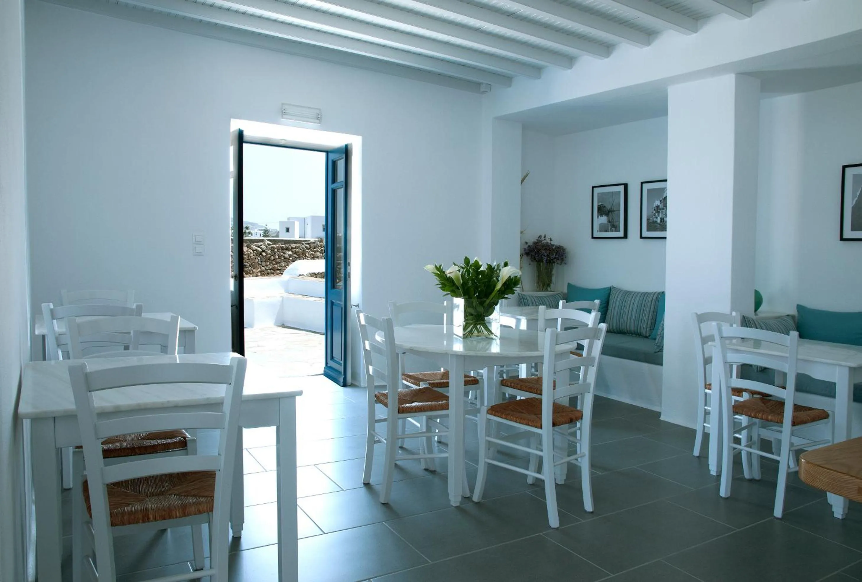 Restaurant/places to eat in Jason Hotel