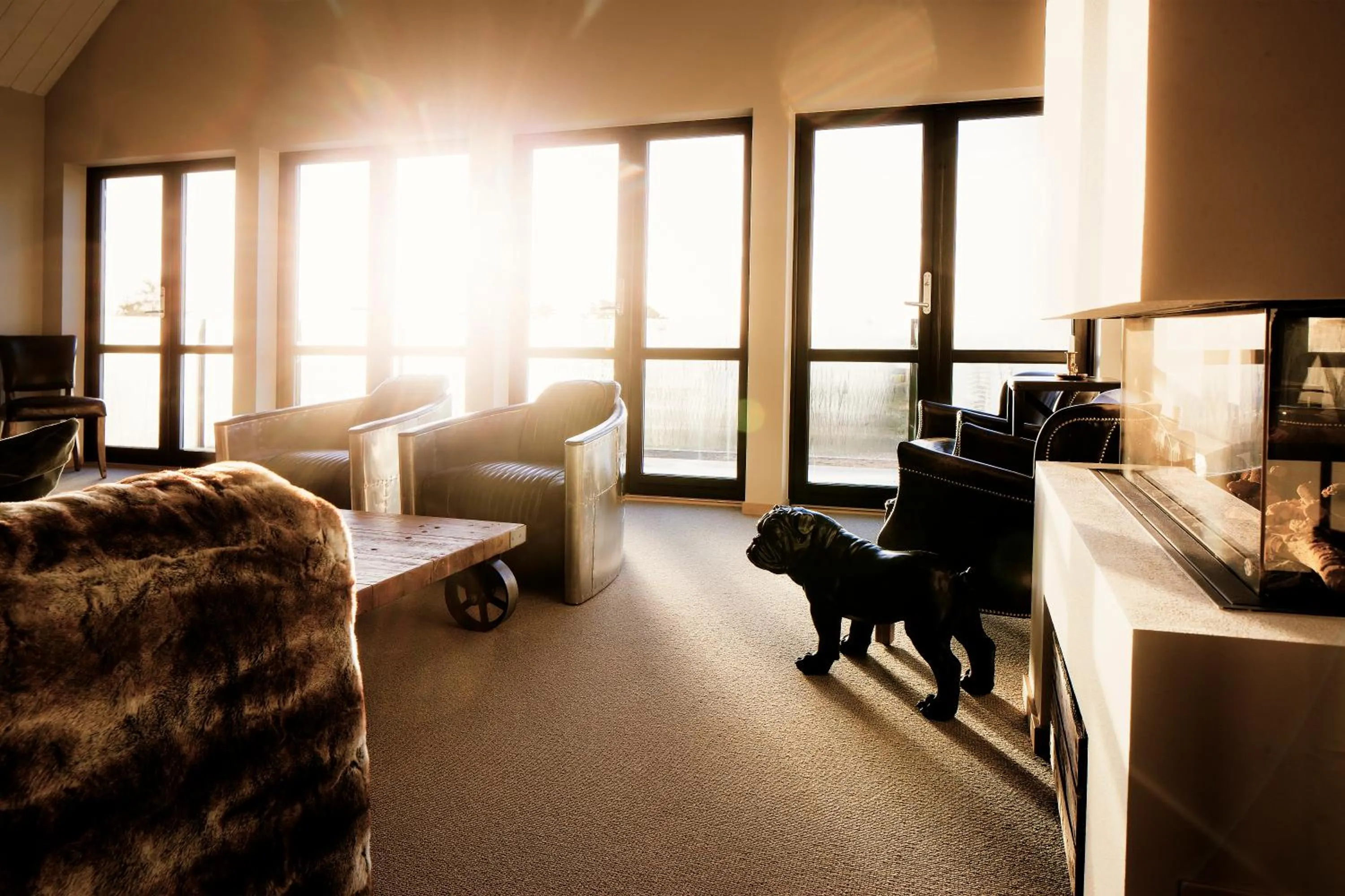 Communal lounge/ TV room, Bed in Hotell Mossbylund