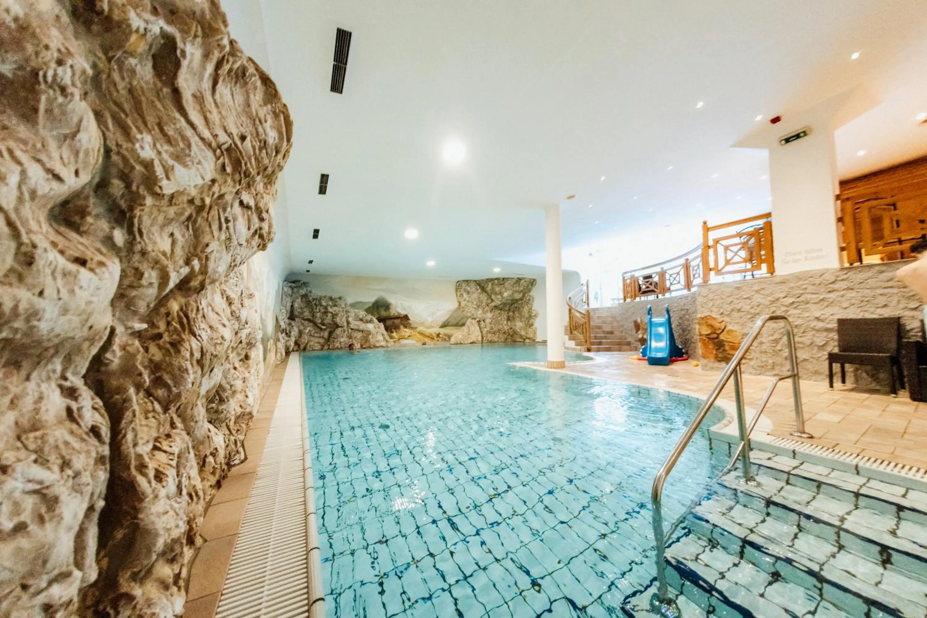 Swimming pool in Hotel Mittagskogel Pitztal