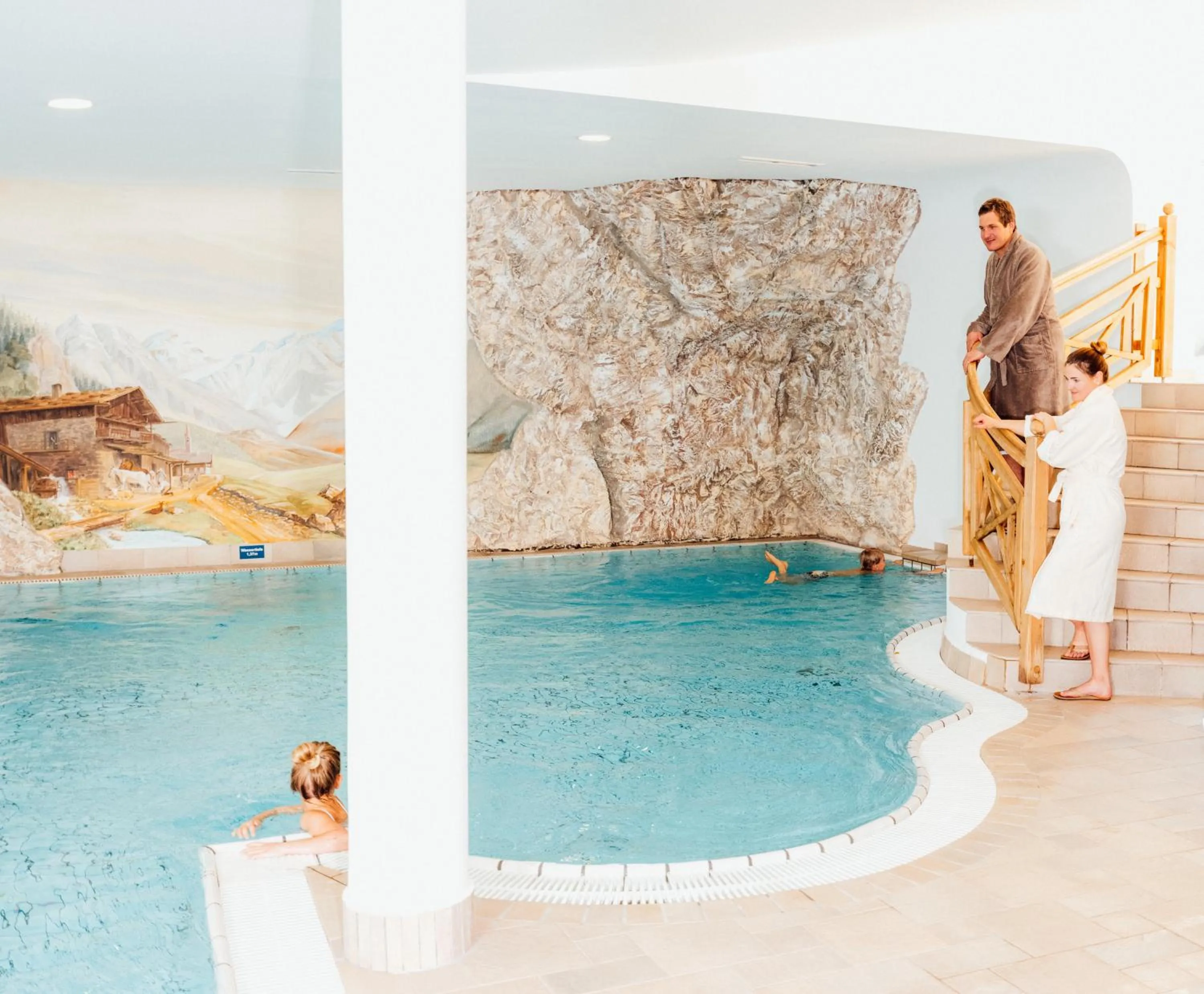 Swimming pool in Hotel Mittagskogel Pitztal