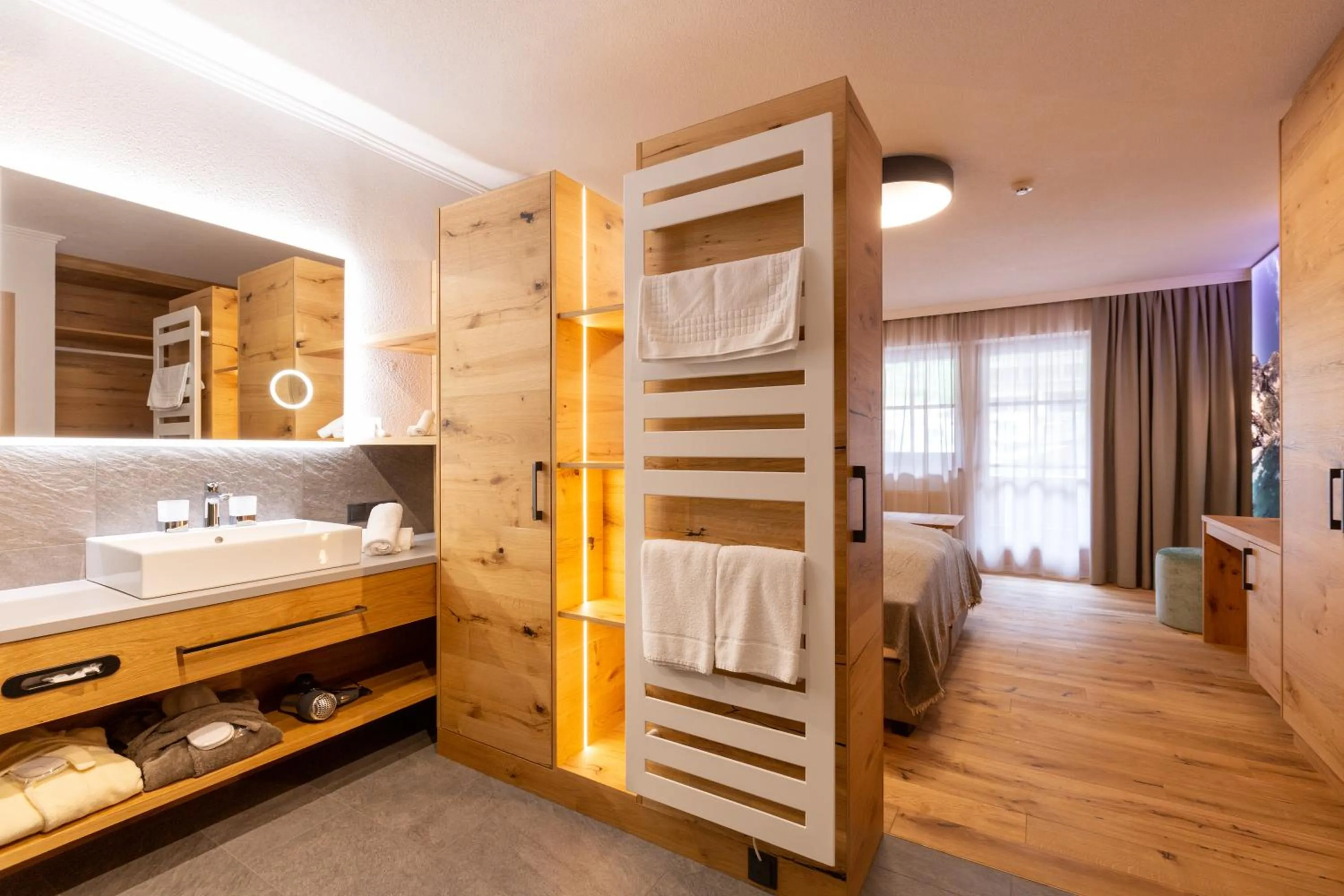 Bathroom, Bed in Hotel Mittagskogel Pitztal