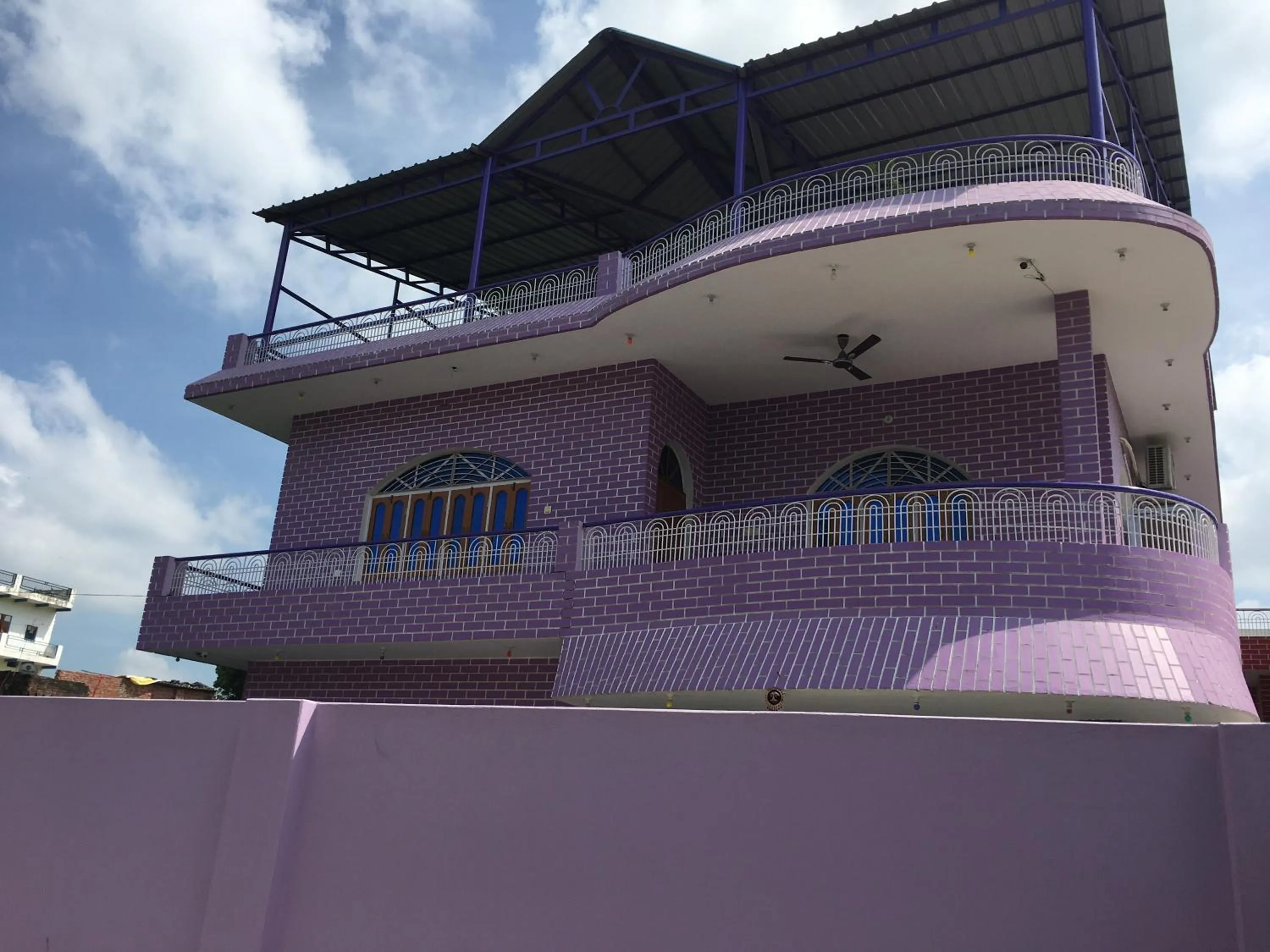 Facade/entrance in Srishti Shelter