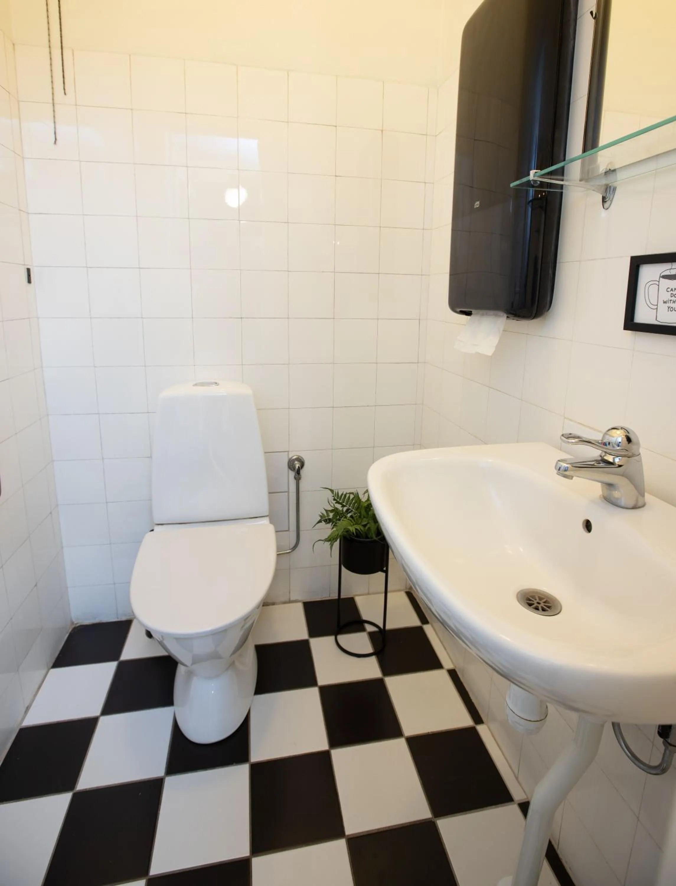 Toilet in Systrar & Bönor Bed and Breakfast