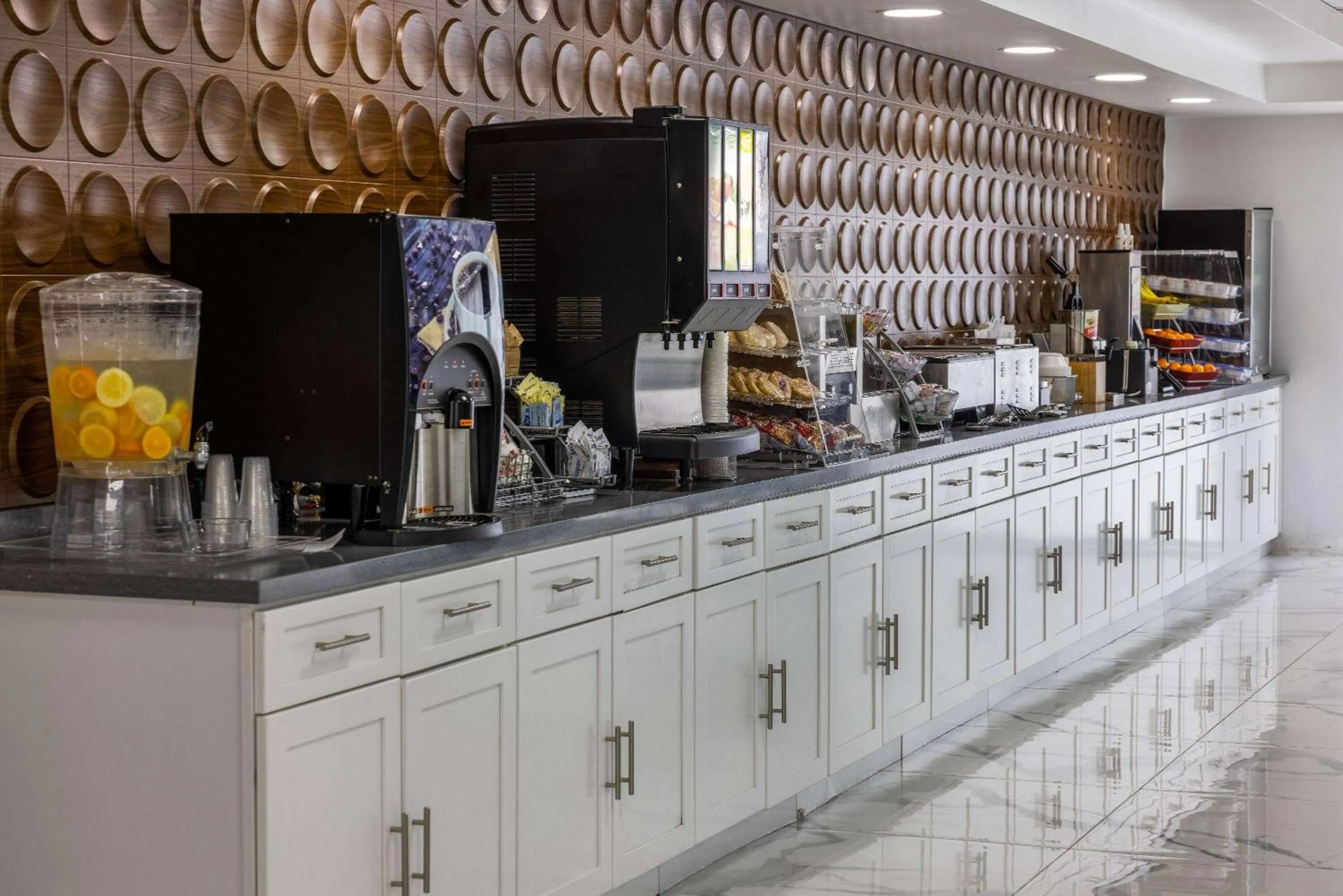 Breakfast in Wingate by Wyndham Atlanta Galleria/ Ballpark