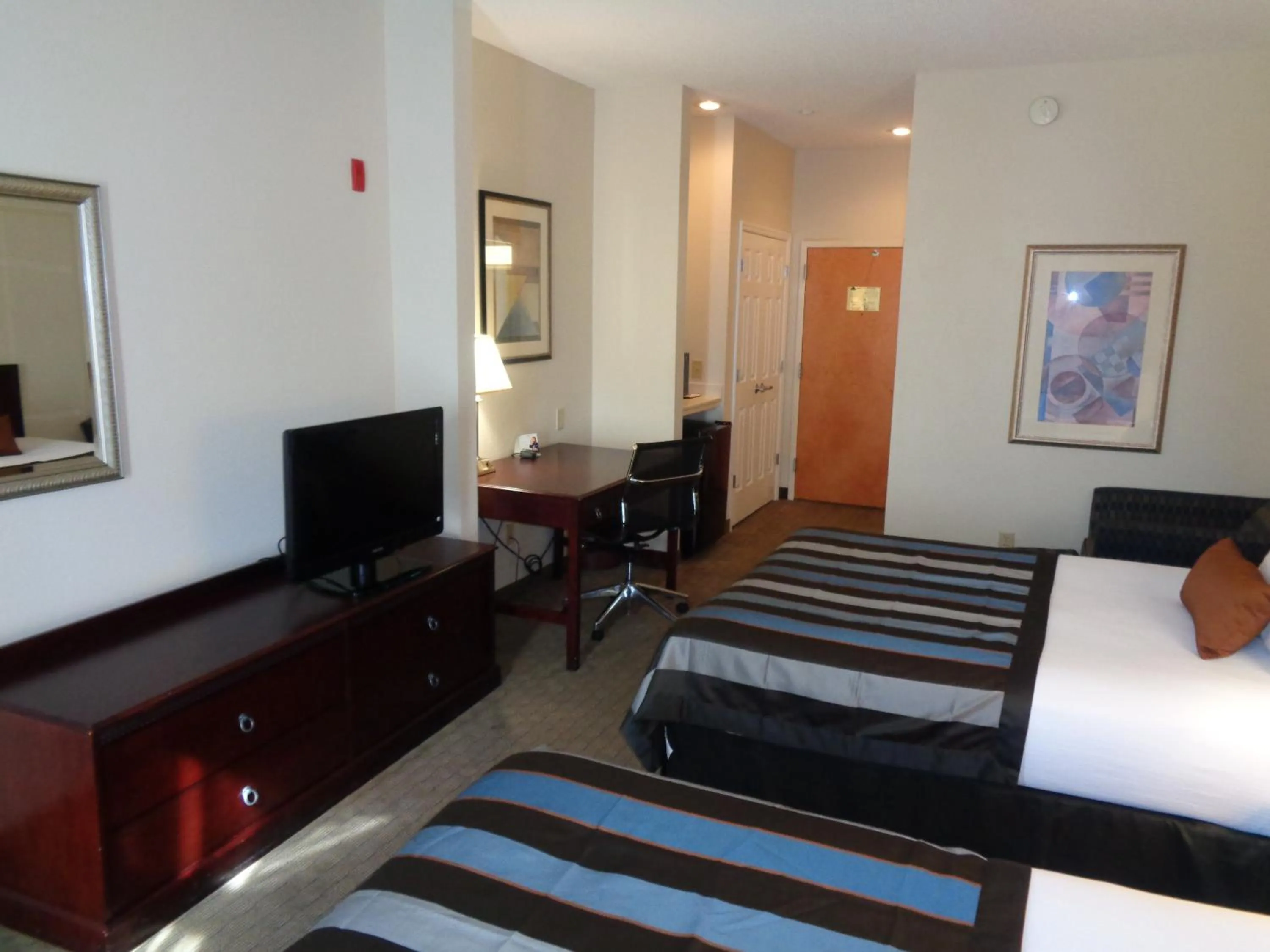 Photo of the whole room, Bed in Wingate by Wyndham Destin