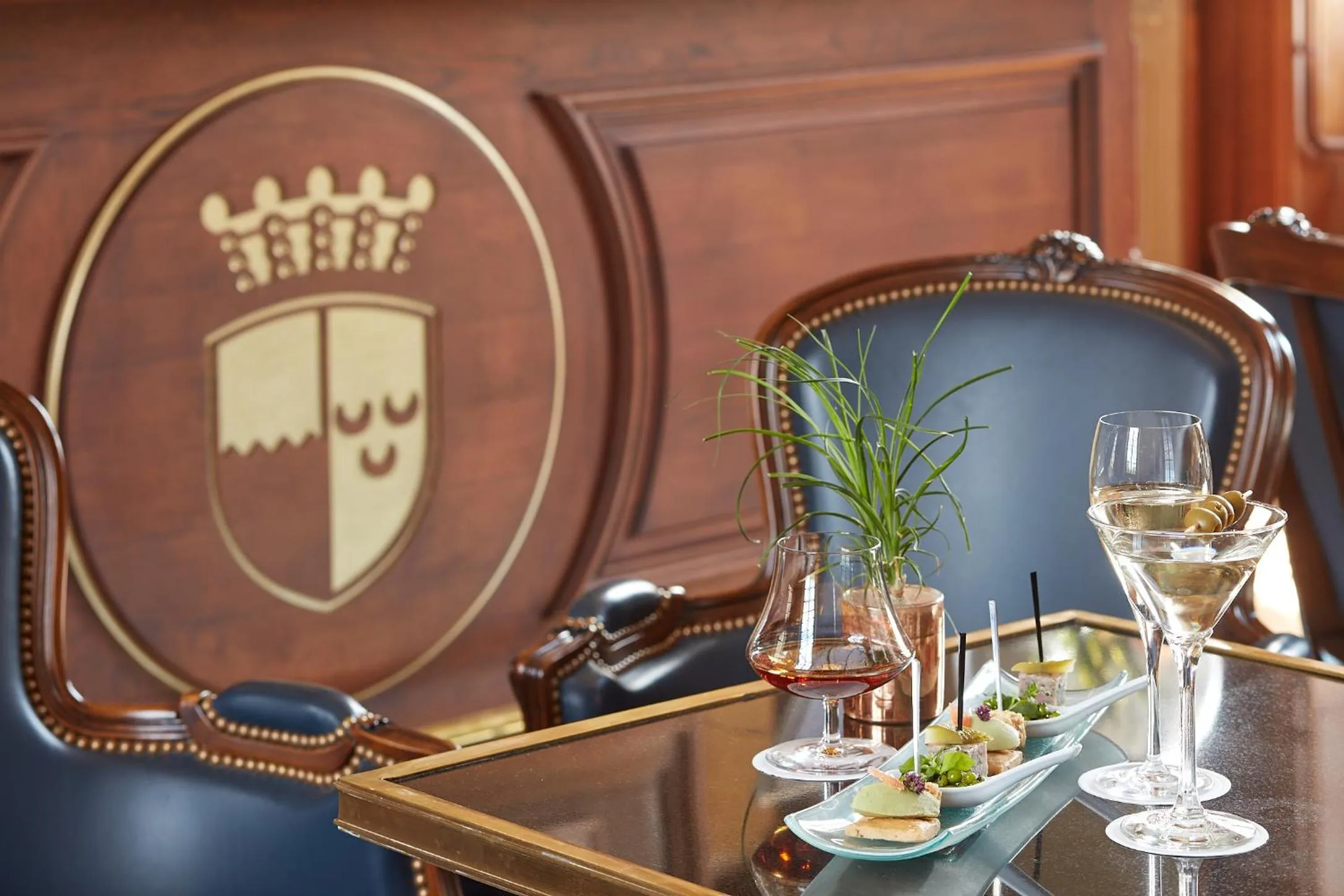 Lounge or bar in Chateau d'Audrieu