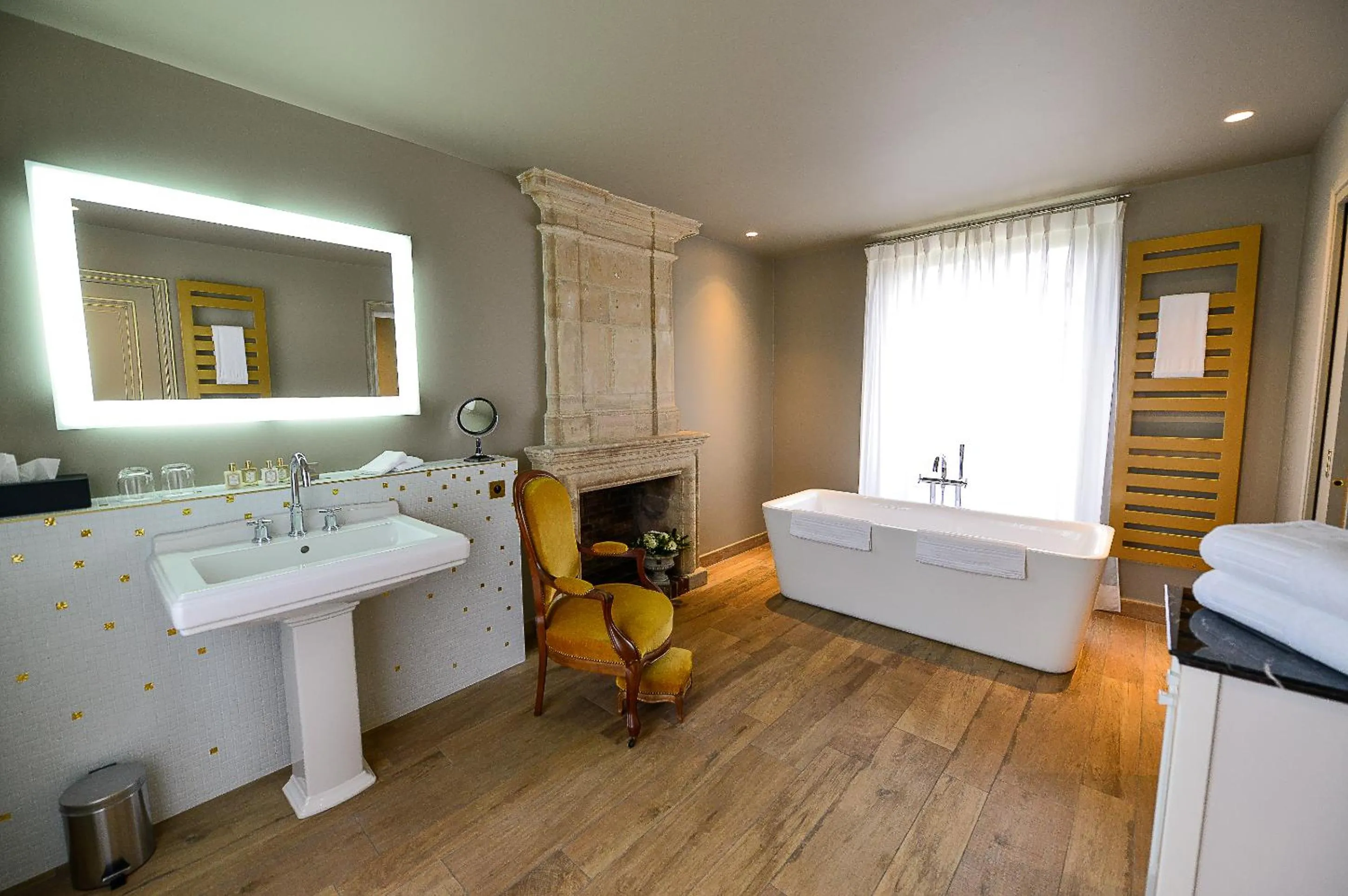Bathroom, Bed in Chateau d'Audrieu