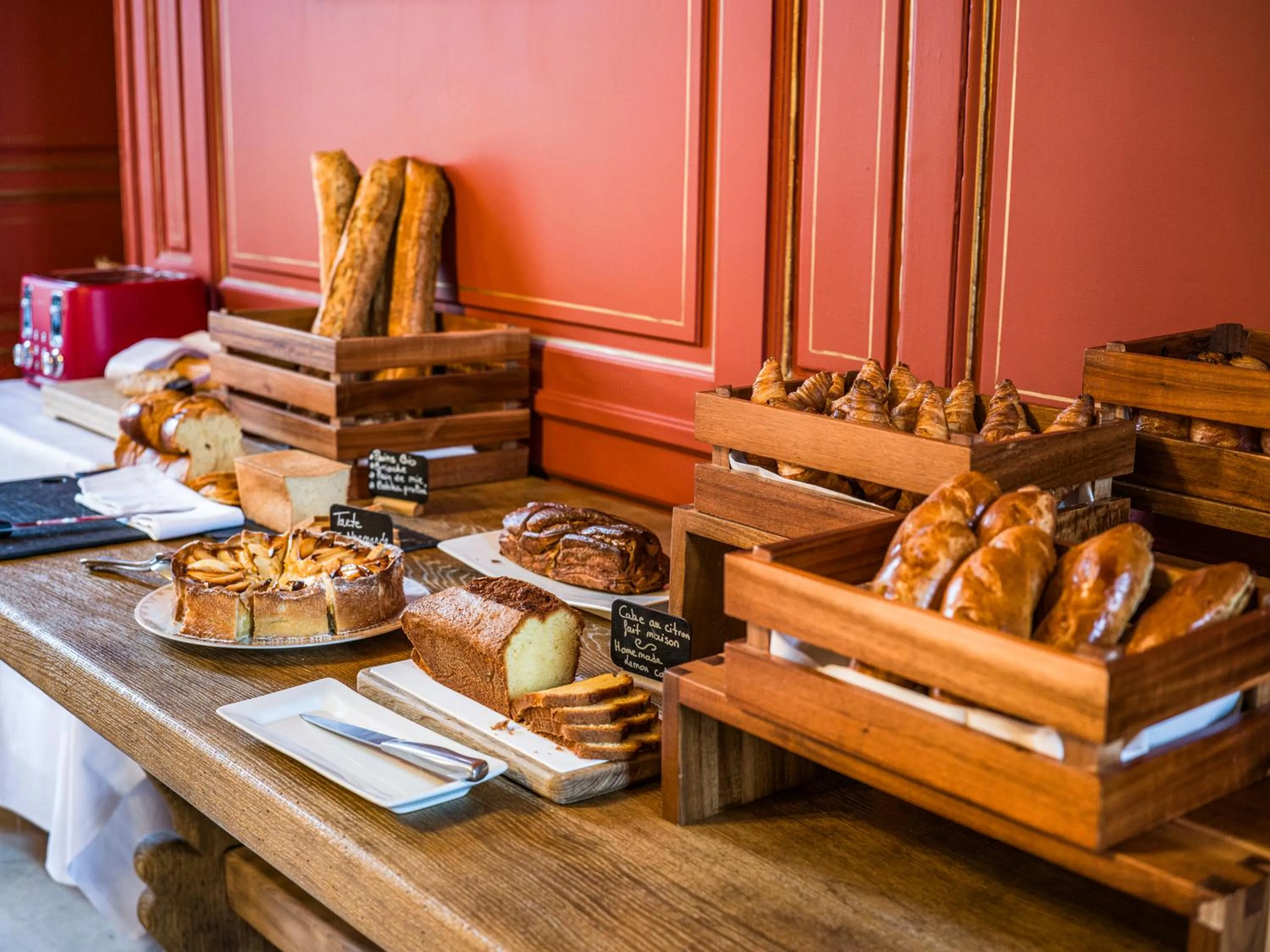 Buffet breakfast in Chateau d'Audrieu