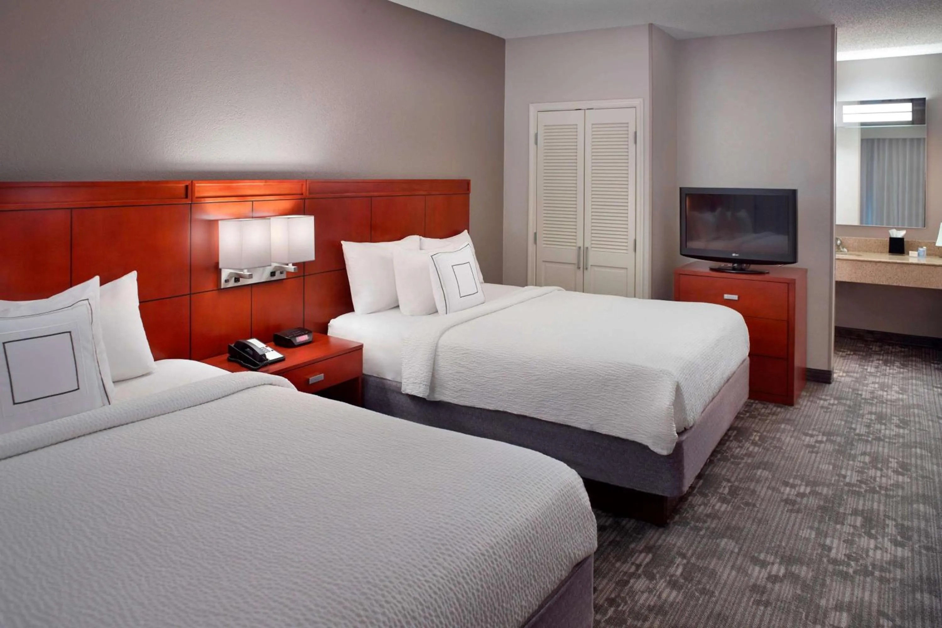 Photo of the whole room, Bed in Sonesta Select Atlanta Airport North